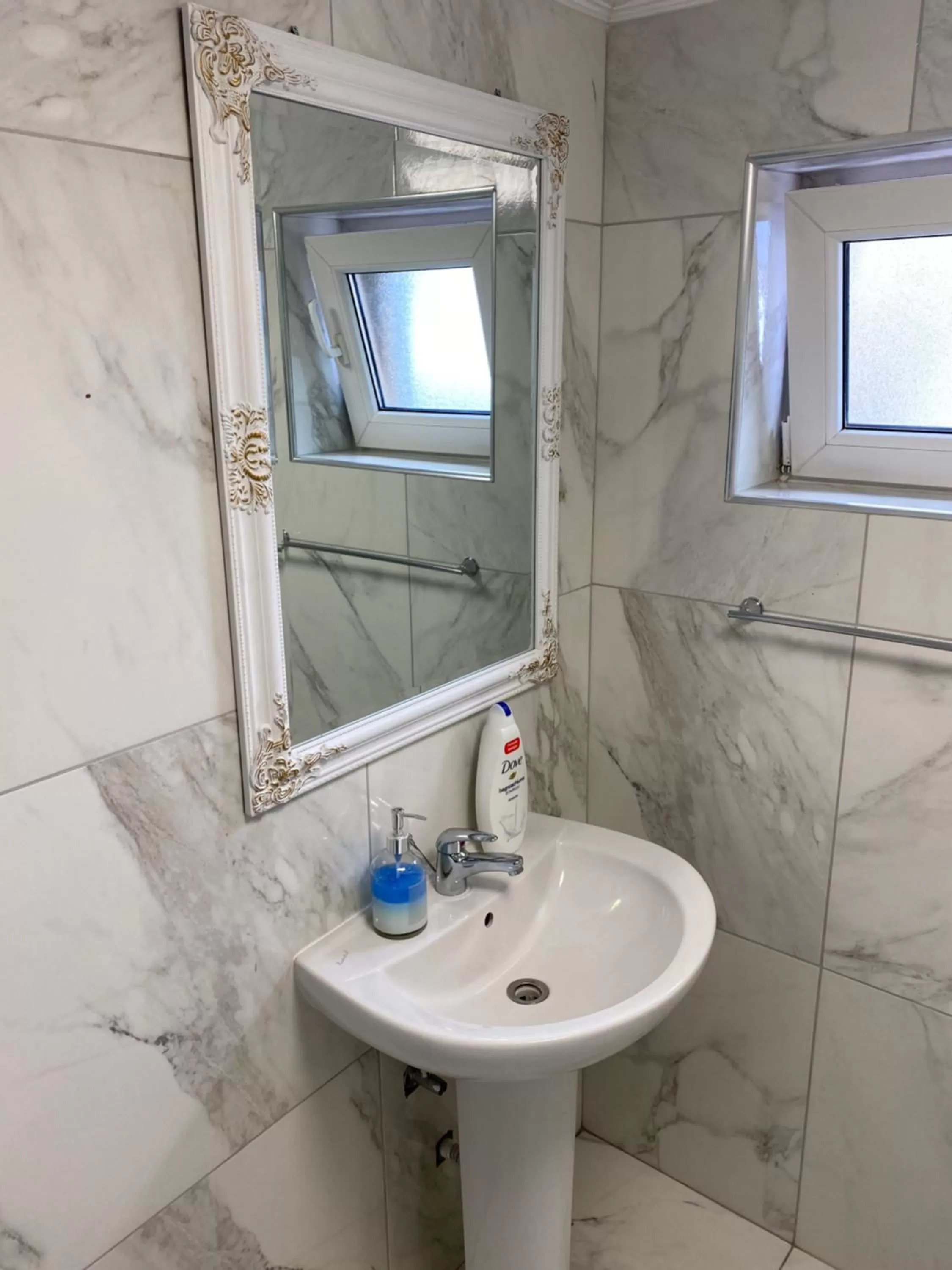 Bathroom in Pensiunea Pictorilor