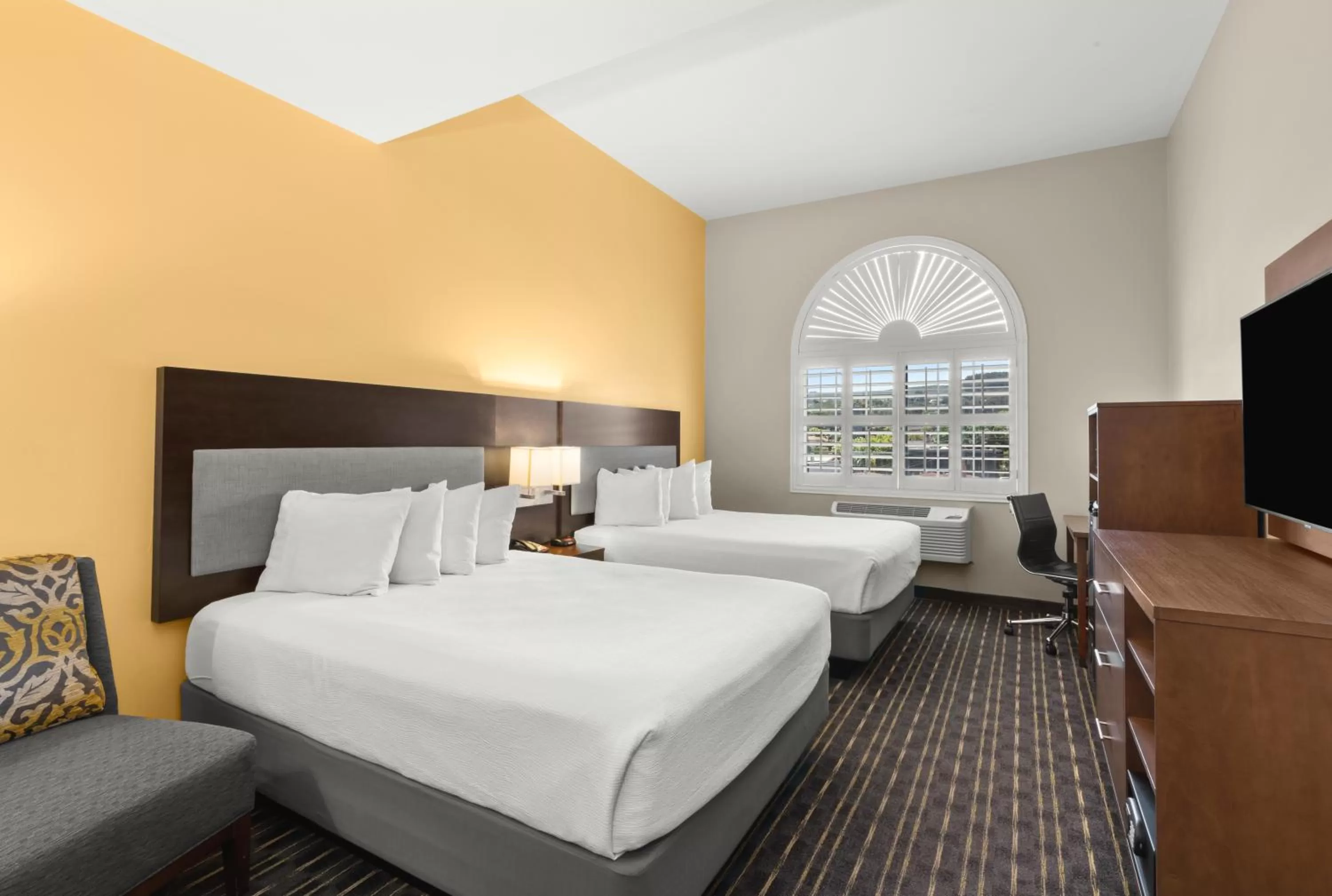 Bedroom, Bed in Hotel Aura SFO Airport FREE SHUTTLE