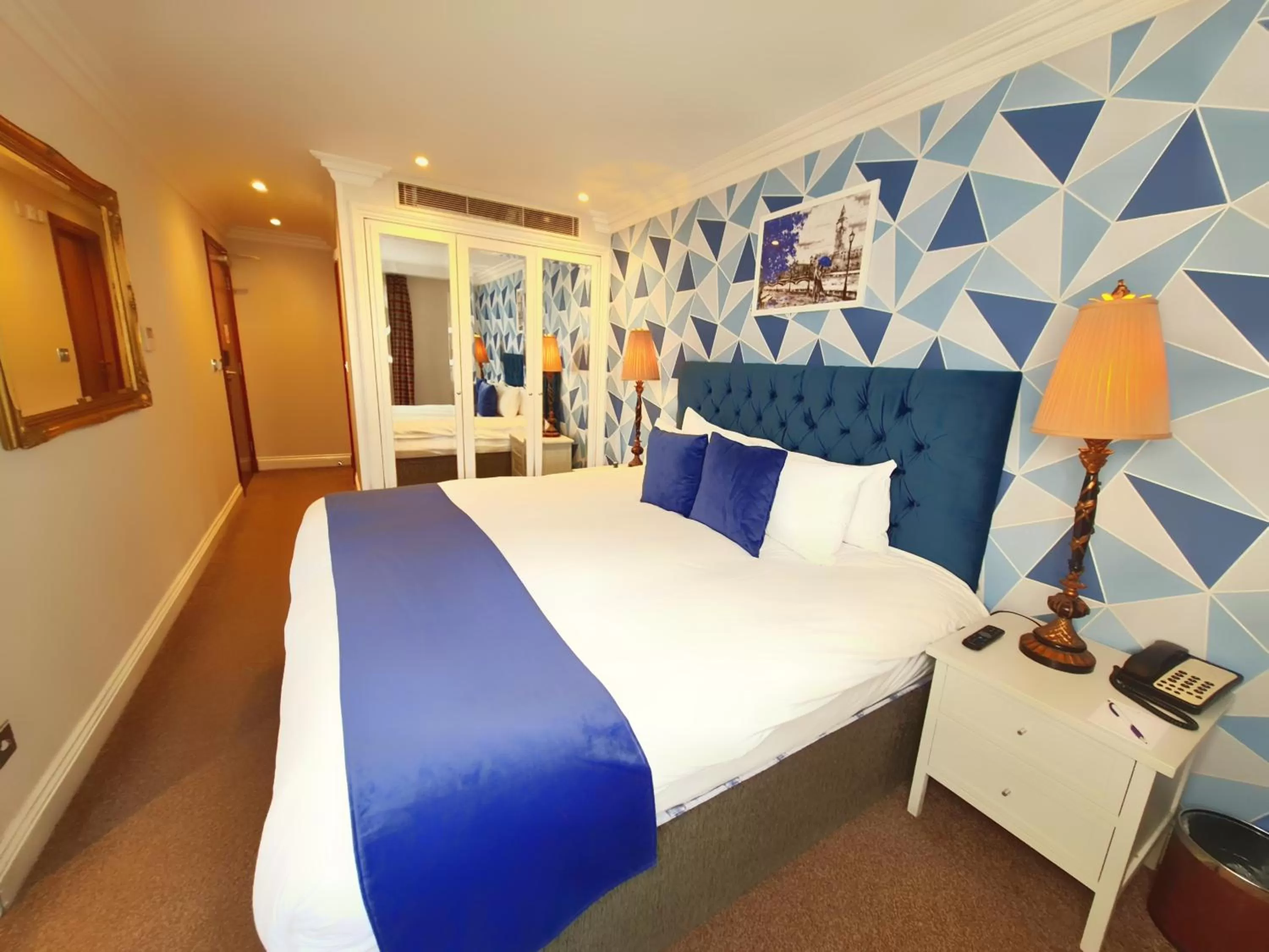 Photo of the whole room, Bed in Ashburn Hotel