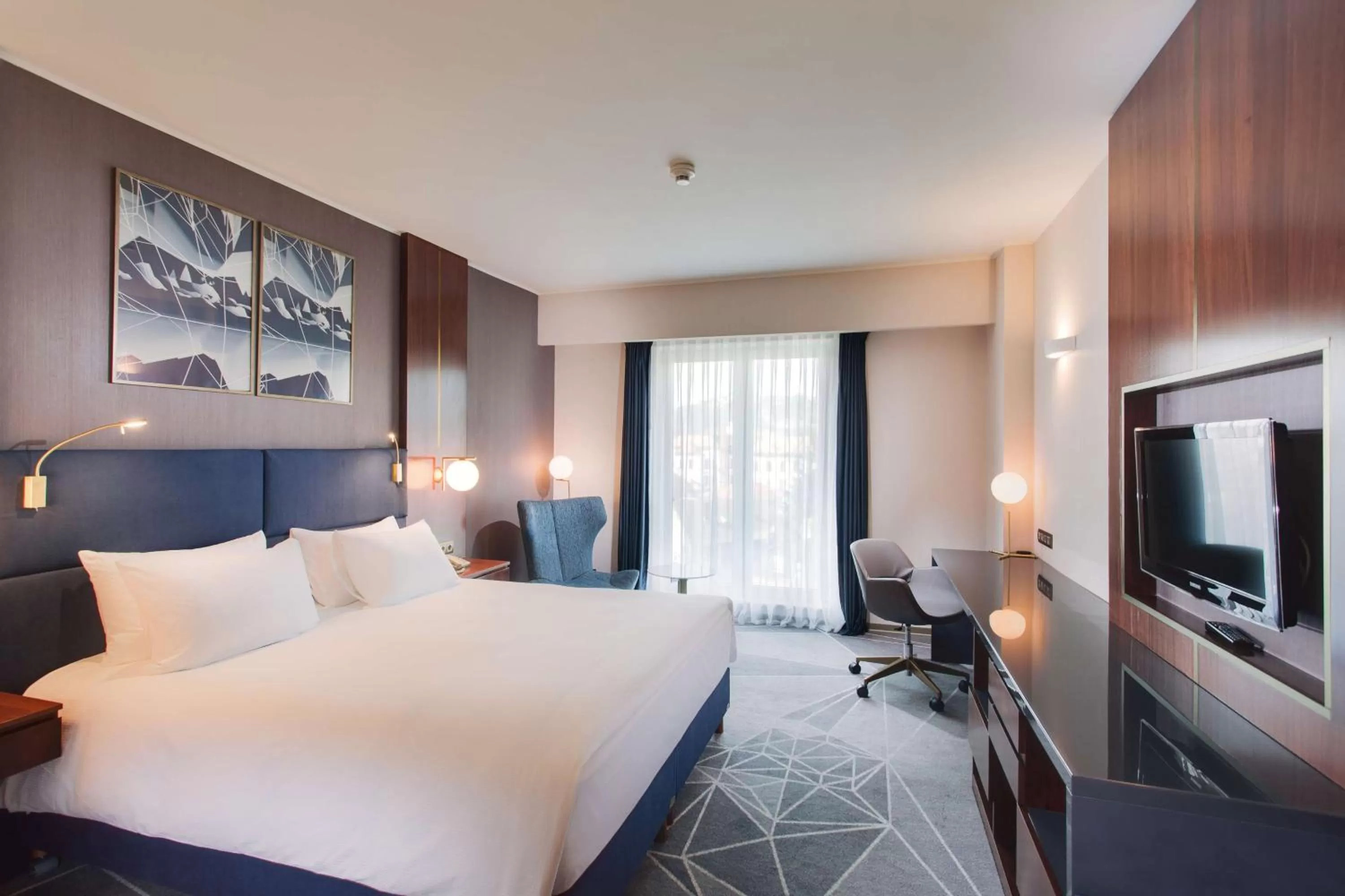 Bedroom, Bed in DoubleTree by Hilton Hotel Cluj - City Plaza