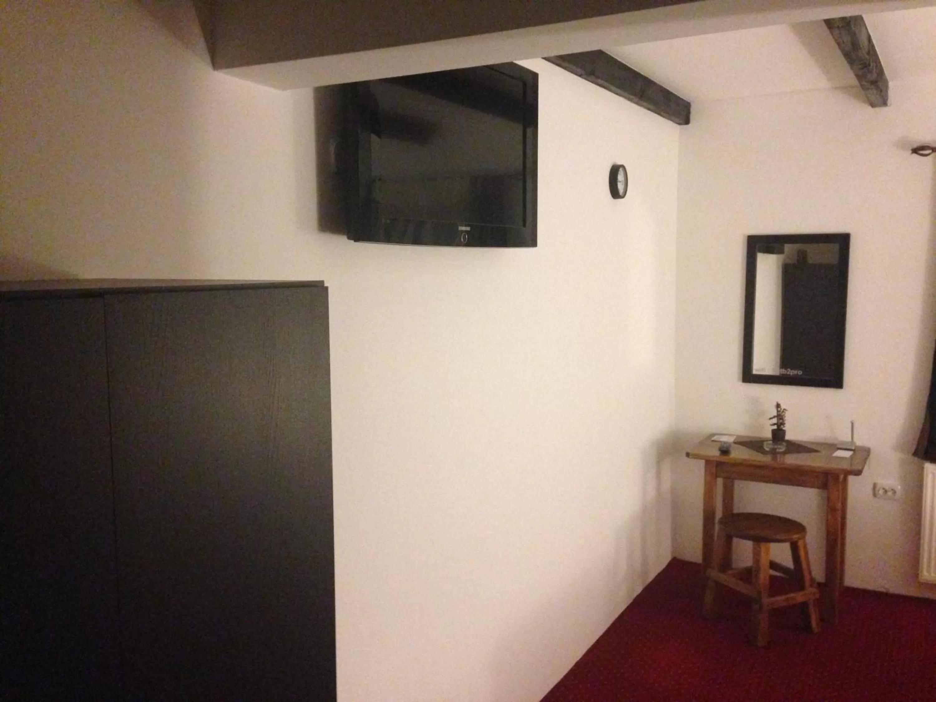 TV and multimedia, TV/Entertainment Center in Valpovački dvori B&B