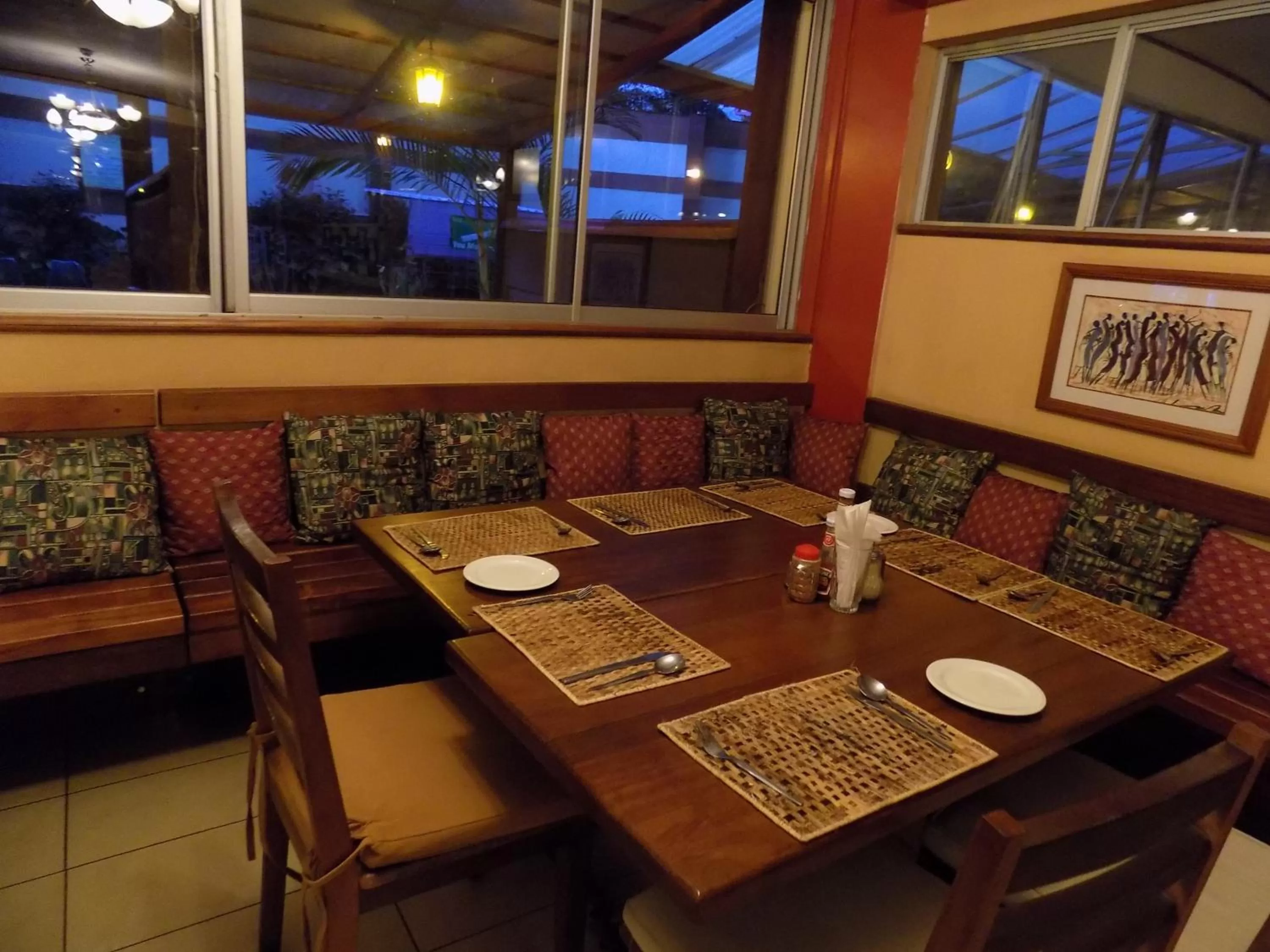 Restaurant/places to eat in Kenya Comfort Suites