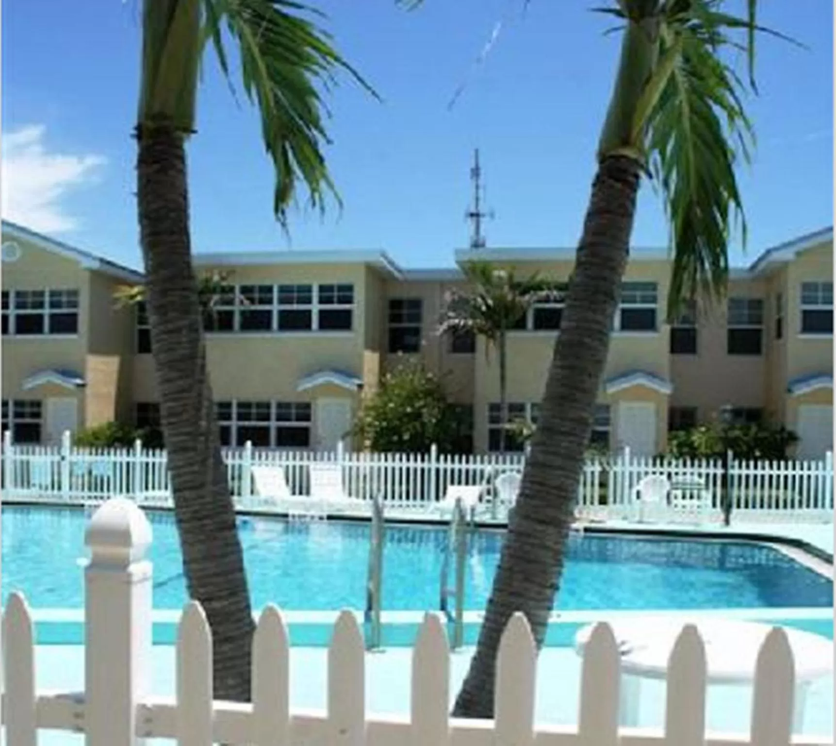 Swimming pool in Barefoot Beach Resort