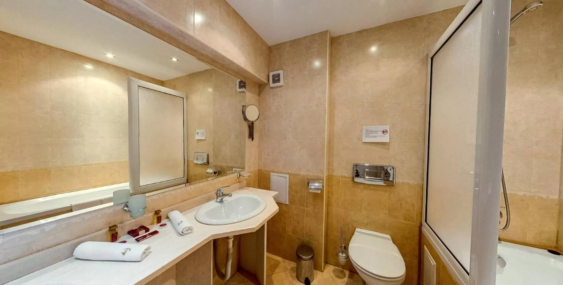Bathroom in Troyan Plaza Hotel