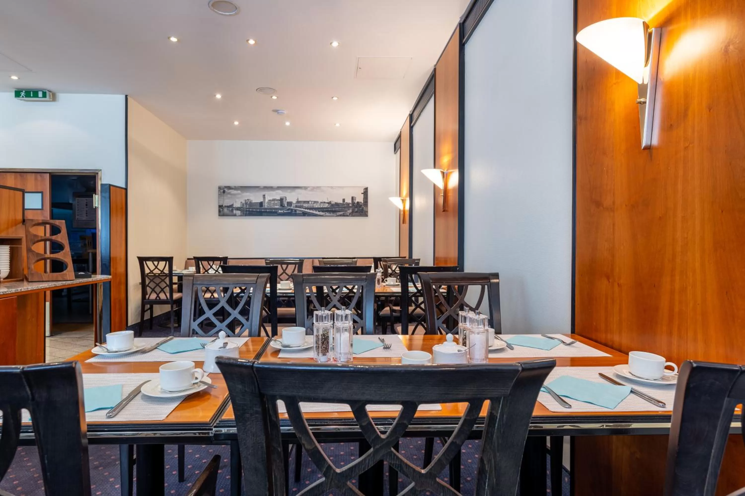 Restaurant/places to eat in Trip Inn Hotel Esplanade, Düsseldorf