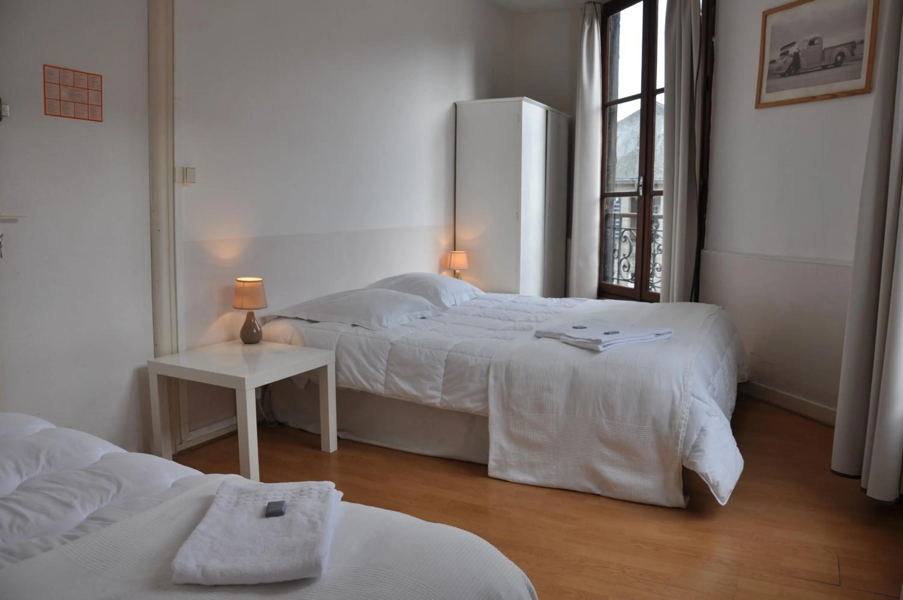 Photo of the whole room, Bed in Cafe Hotel du Theatre