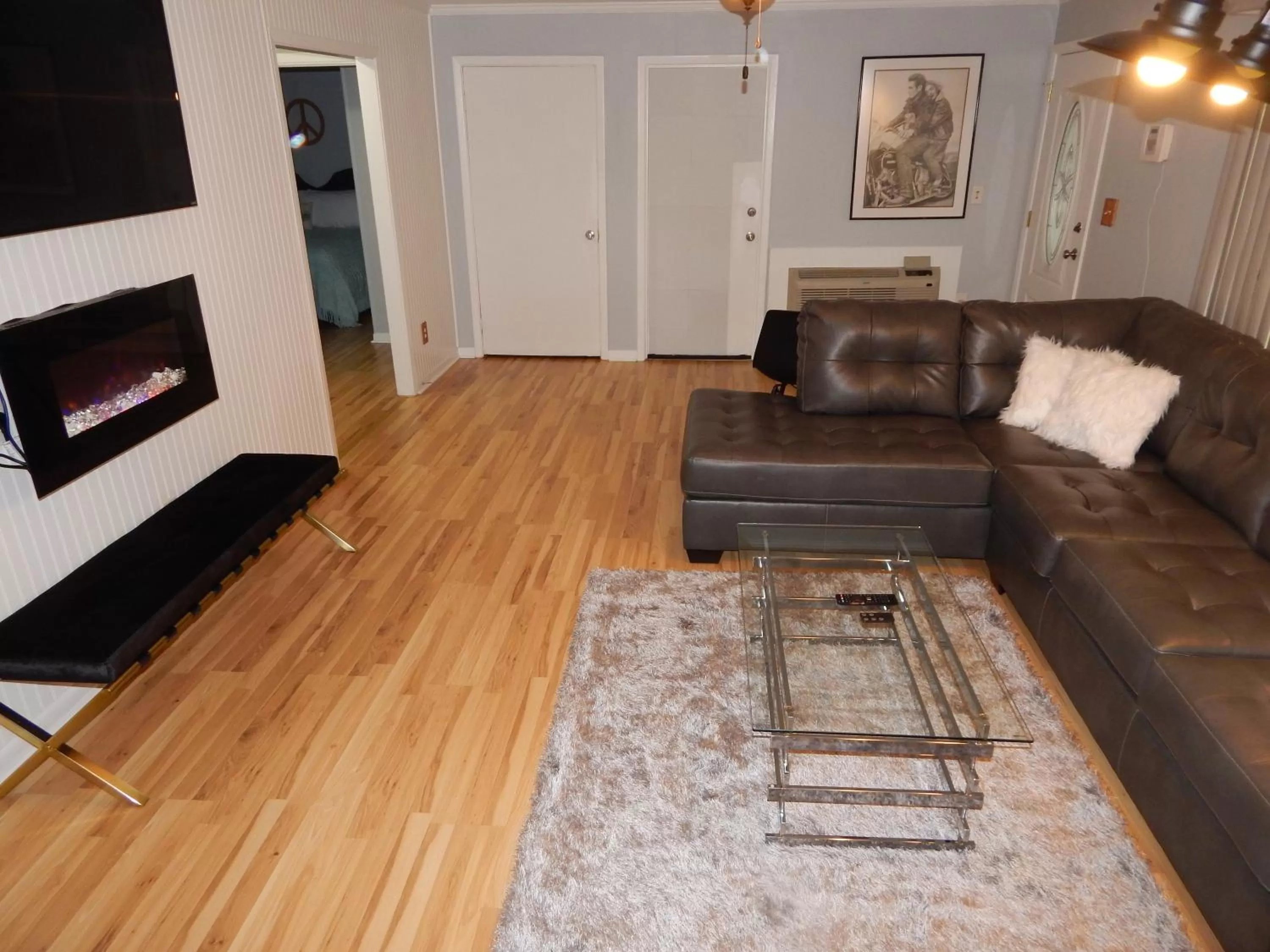 Living room in Sunset Motel