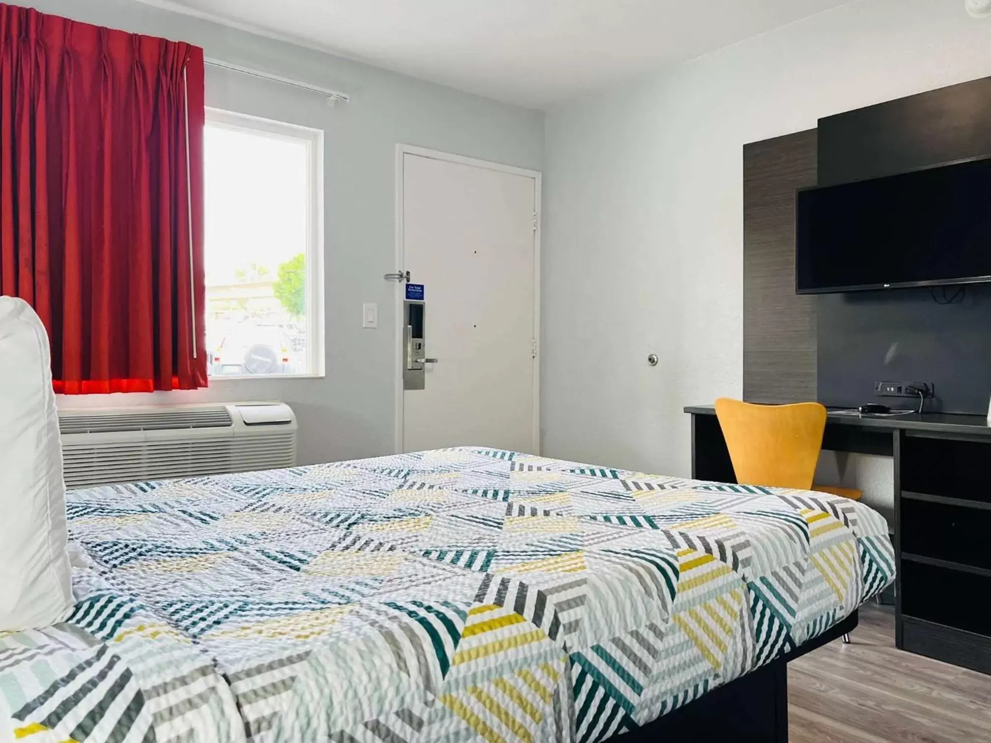 Deluxe Queen Room in Motel 6-La Mesa, CA - San Diego Deluxe Queen Room in Motel 6-La Mesa, CA - San Diego