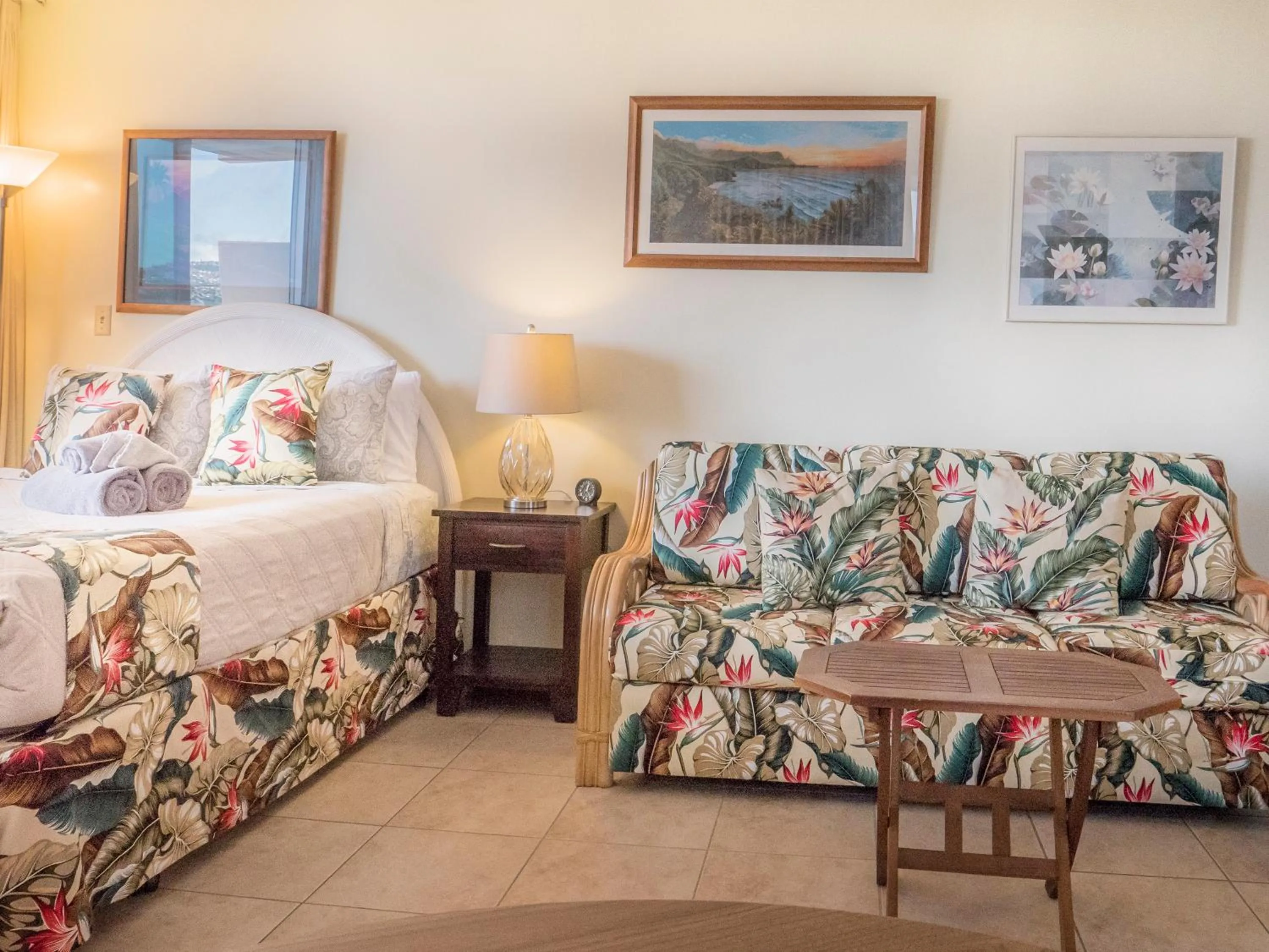 Tropical Studios at Marine Surf Waikiki - FREE PARKING - BEST LOCATION - FULL KITCHEN - SWIMMING POOL