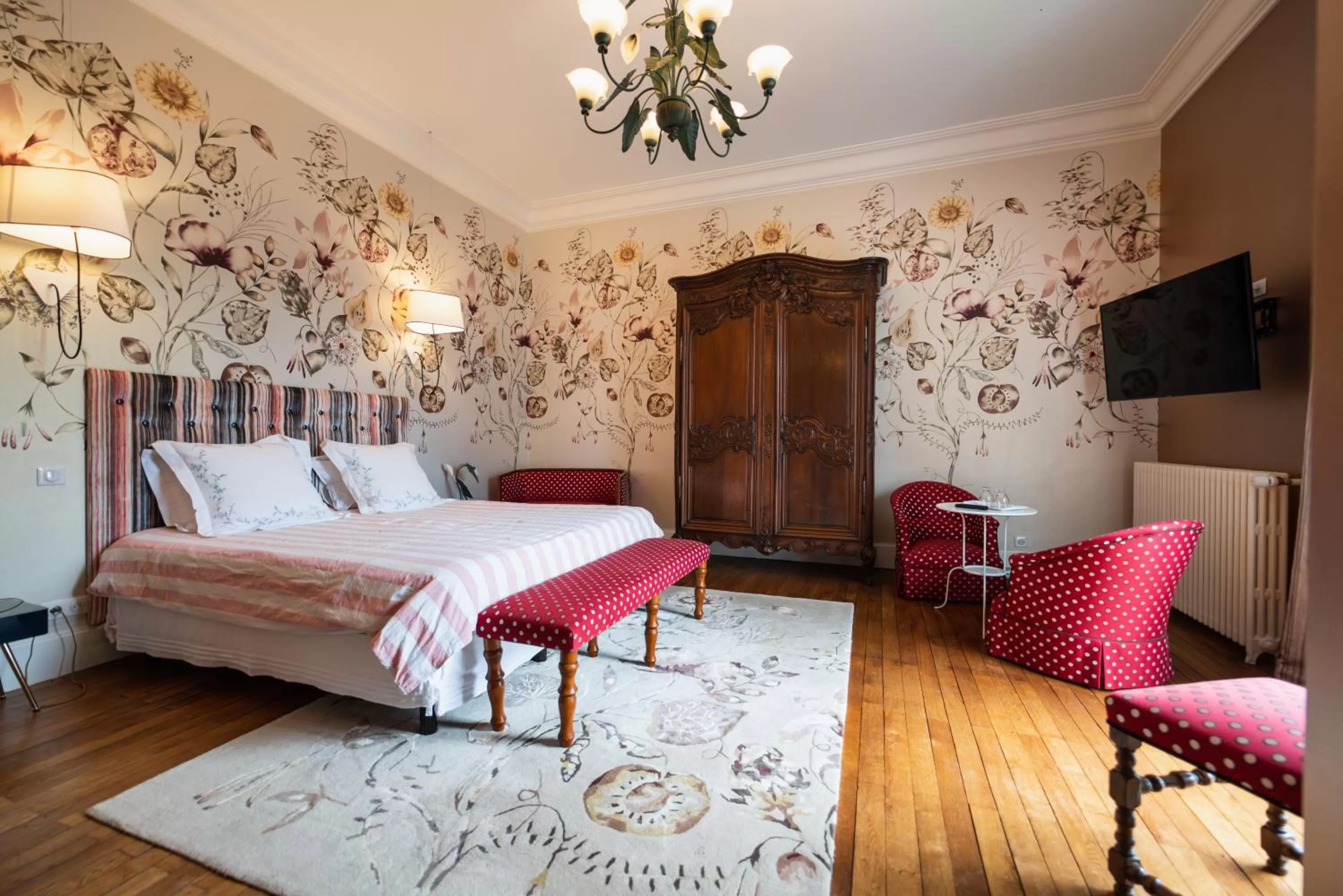 Photo of the whole room, Bed in La Poignardière