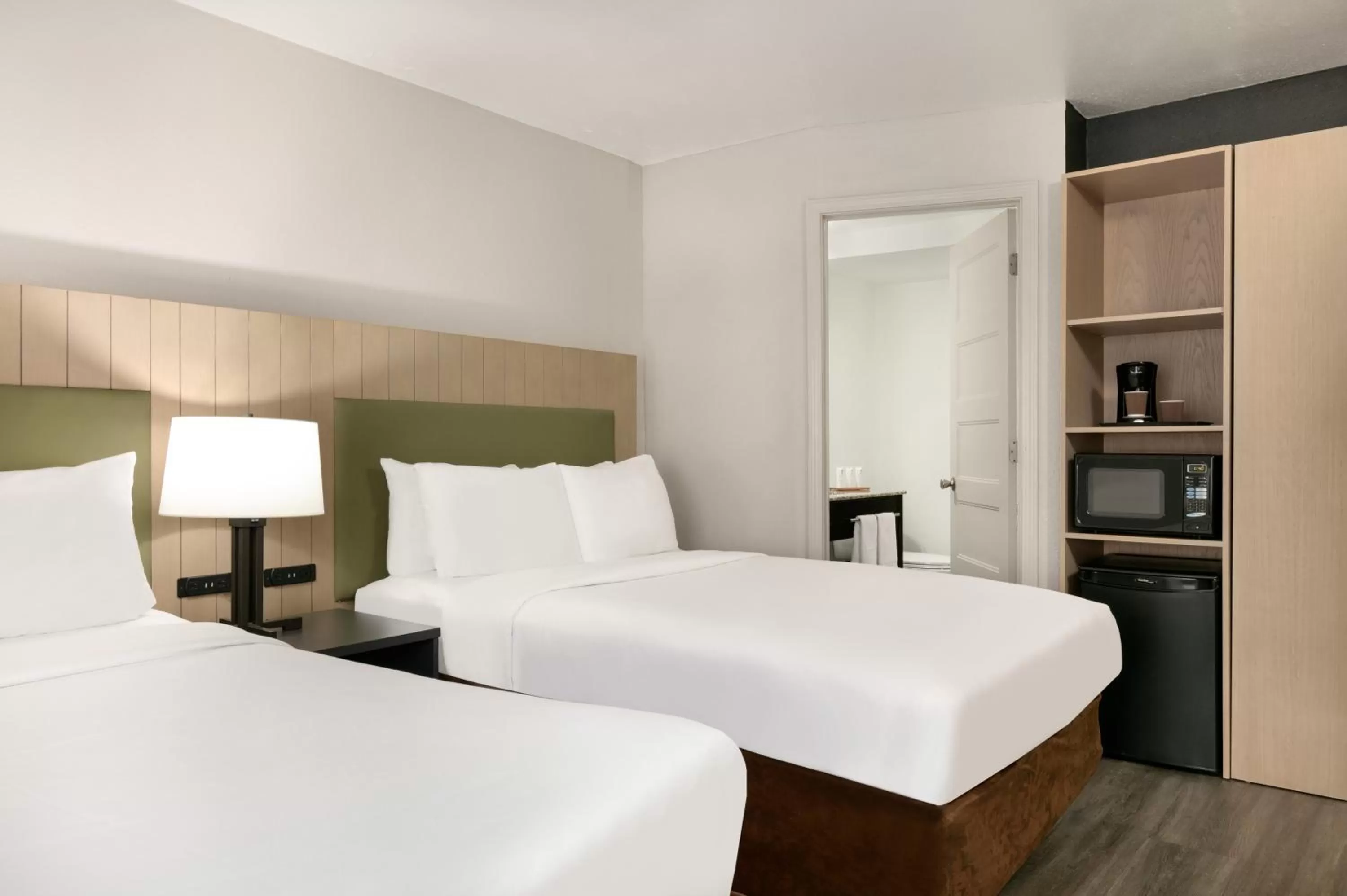 Photo of the whole room, Bed in Country Inn & Suites by Radisson, Roanoke Rapids, NC