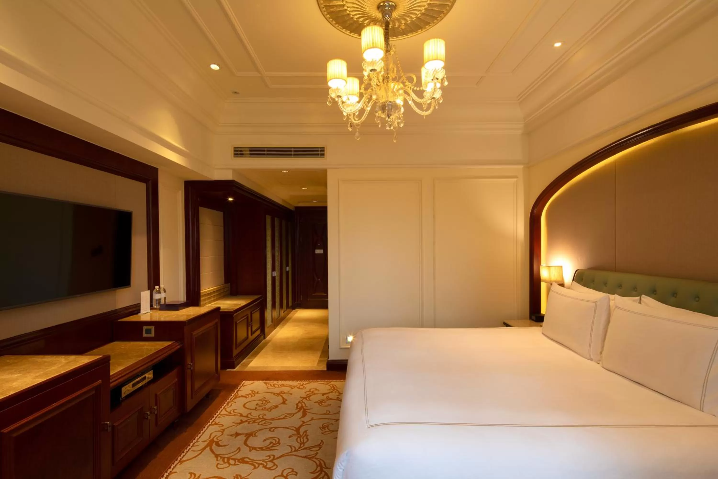 Bedroom, Bed in InterContinental Shanghai Ruijin by IHG - Downtown Historic Iconic Garden Hotel