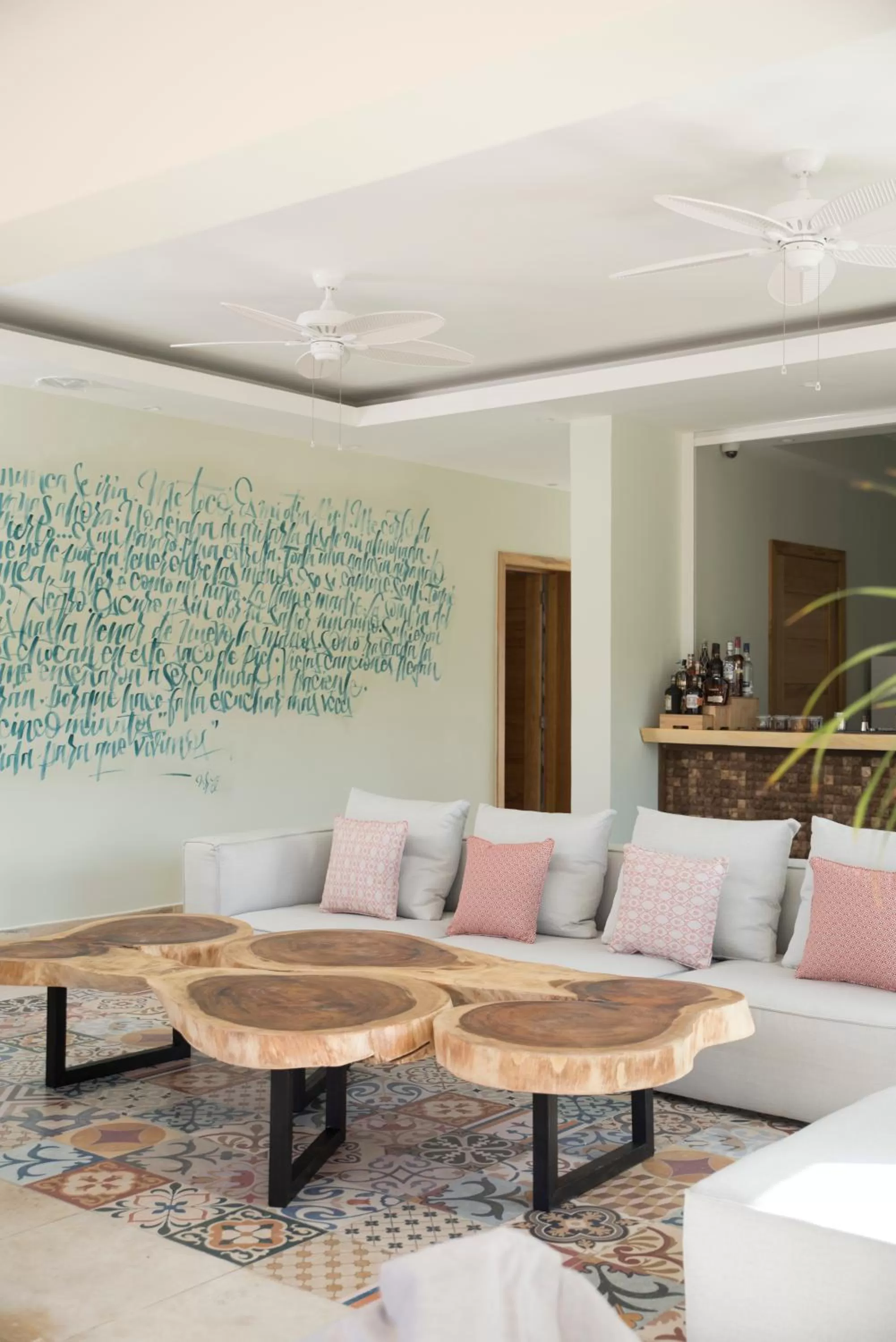 Lounge or bar in Saman Boutique Hotel By Mint