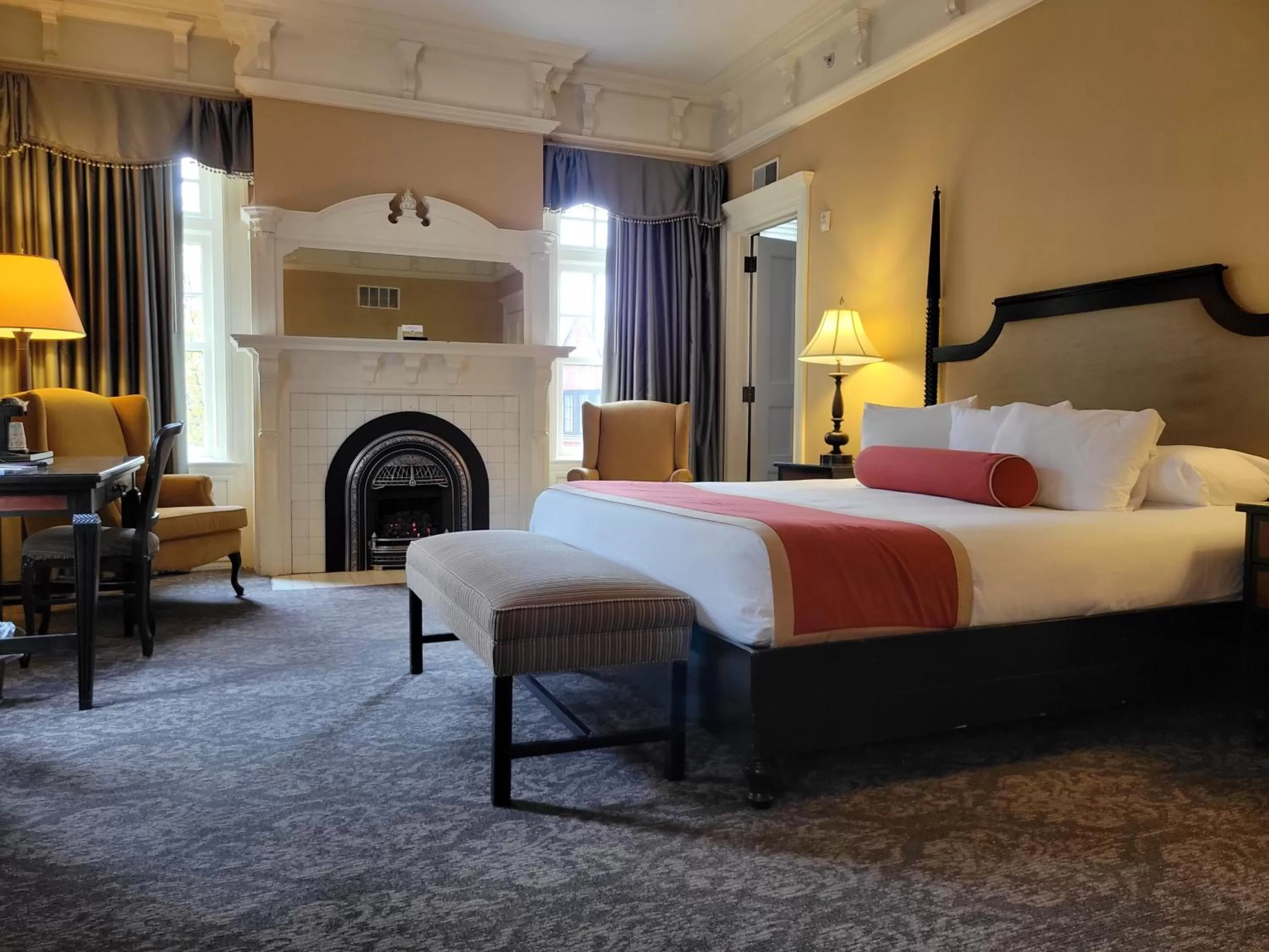 Bedroom, Bed in Mansions on Fifth