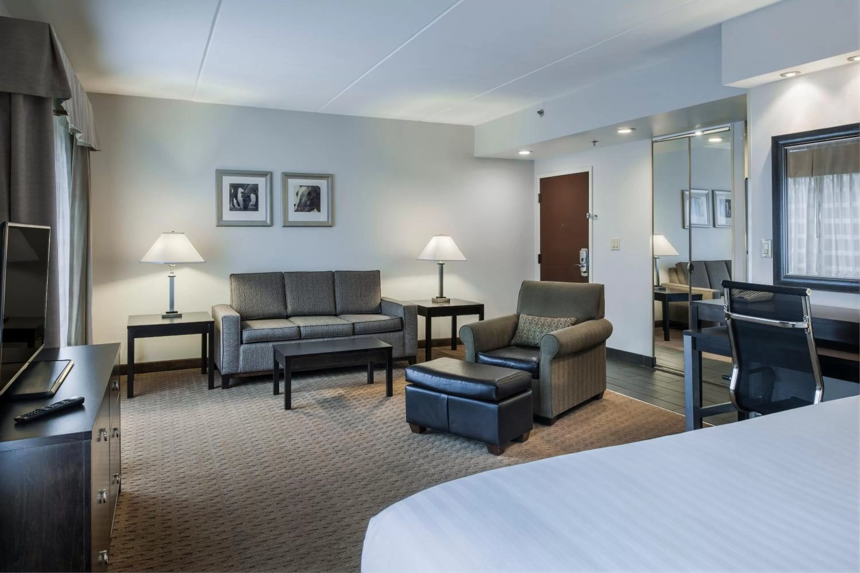 Photo of the whole room, Bed in Holiday Inn Express & Suites Laurel Lakes by IHG