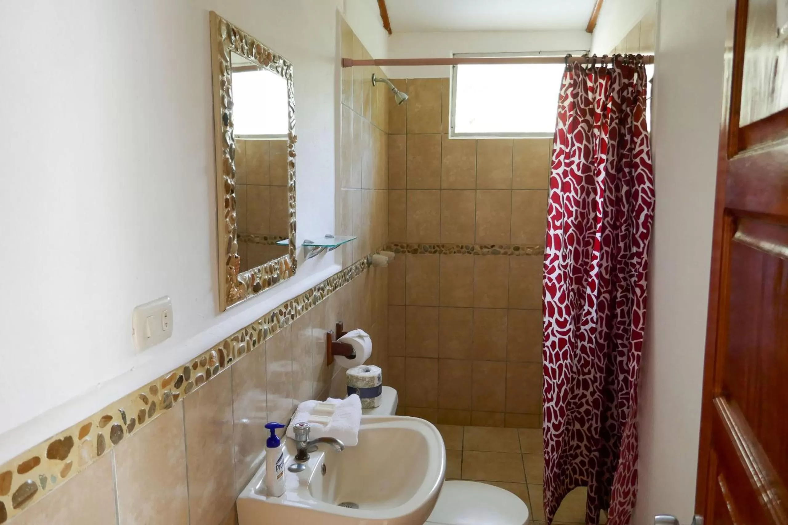 Shower in El Pacifico Hotel