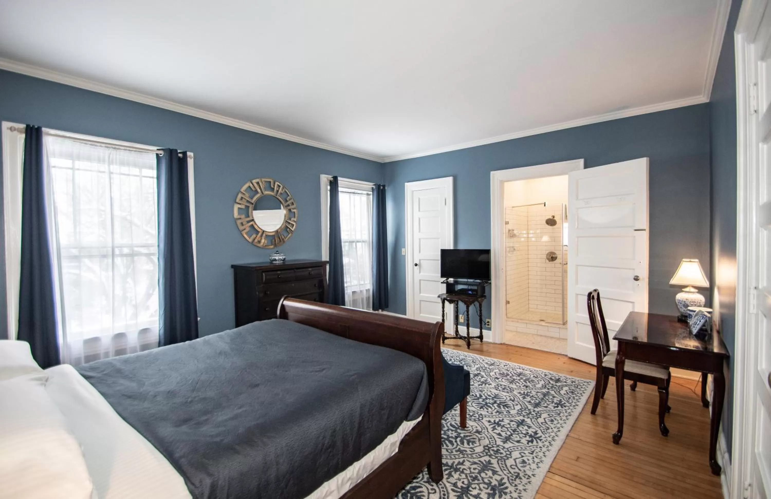 Photo of the whole room, Bed in Looking Glass Inn