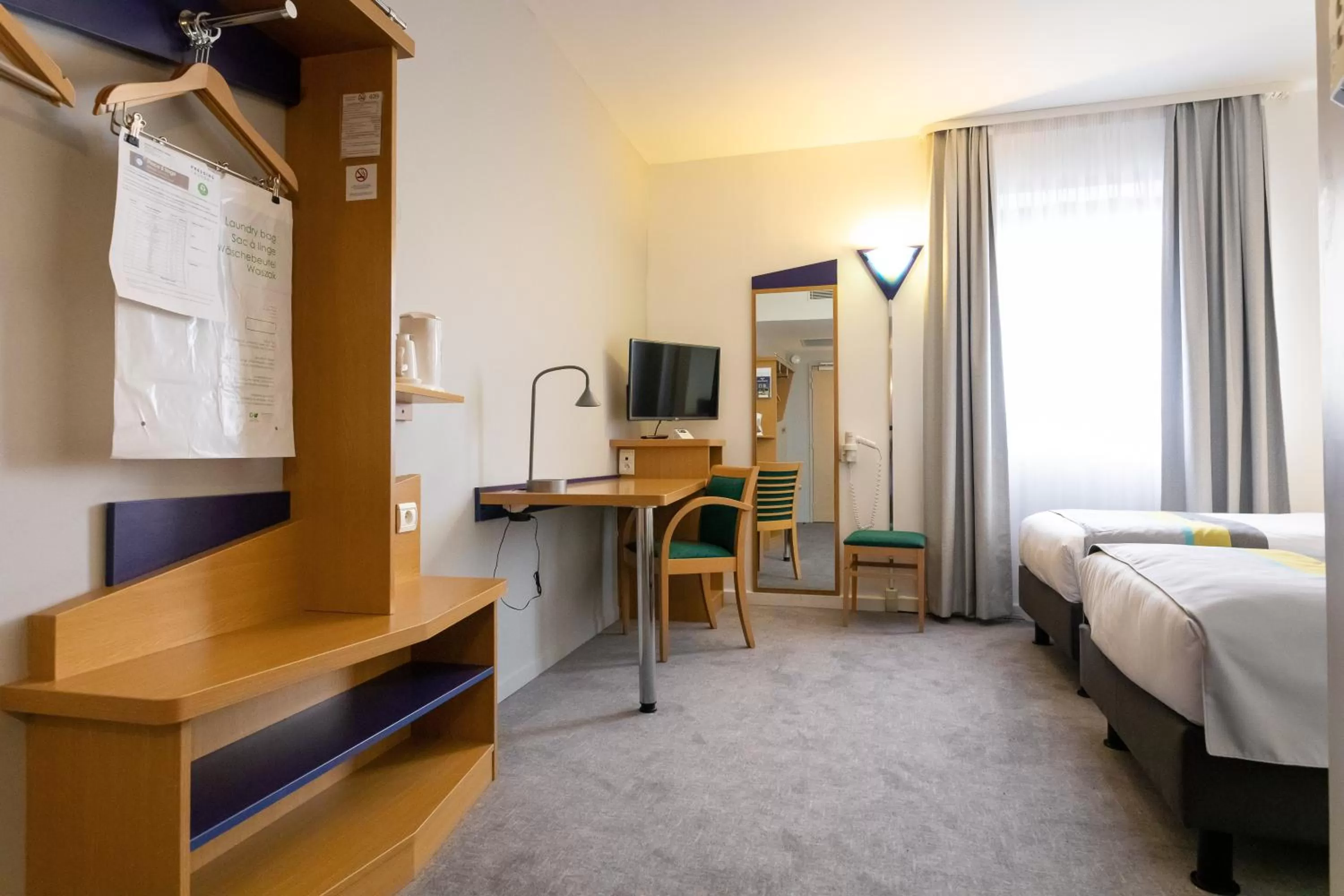 Photo of the whole room, Bed in Holiday Inn Express Arras by IHG