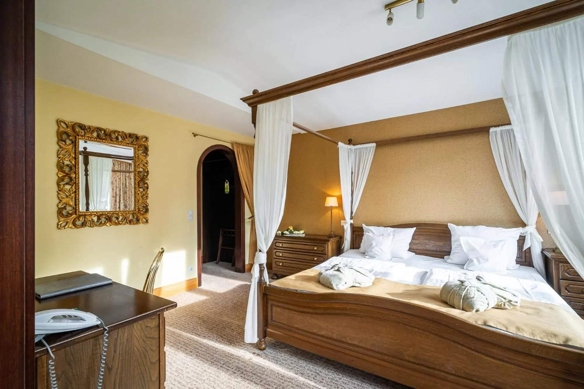 Bed in Waldhotel Tannenhäuschen