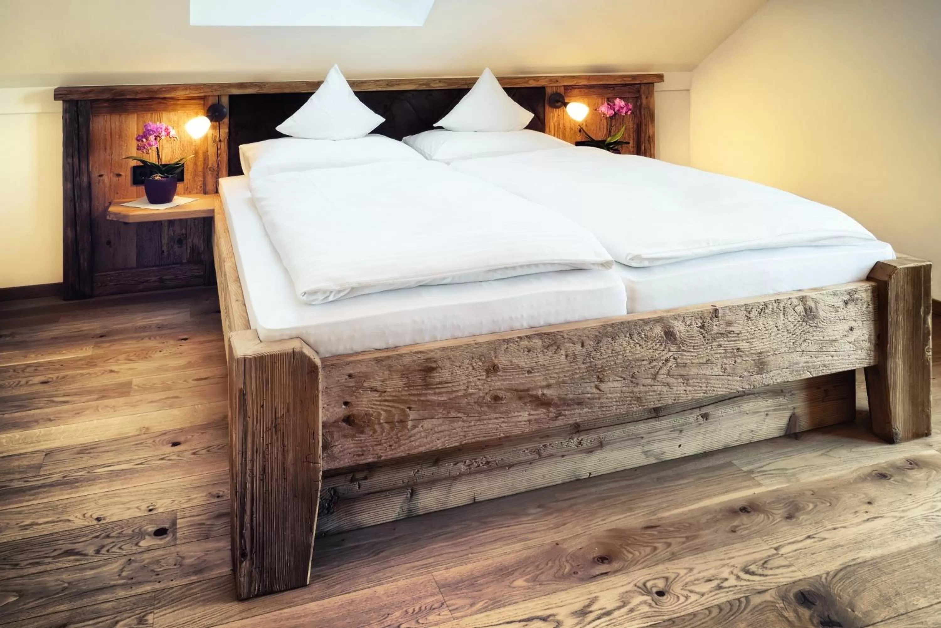 Decorative detail, Bed in Gasthaus Georg Ludwig Maising