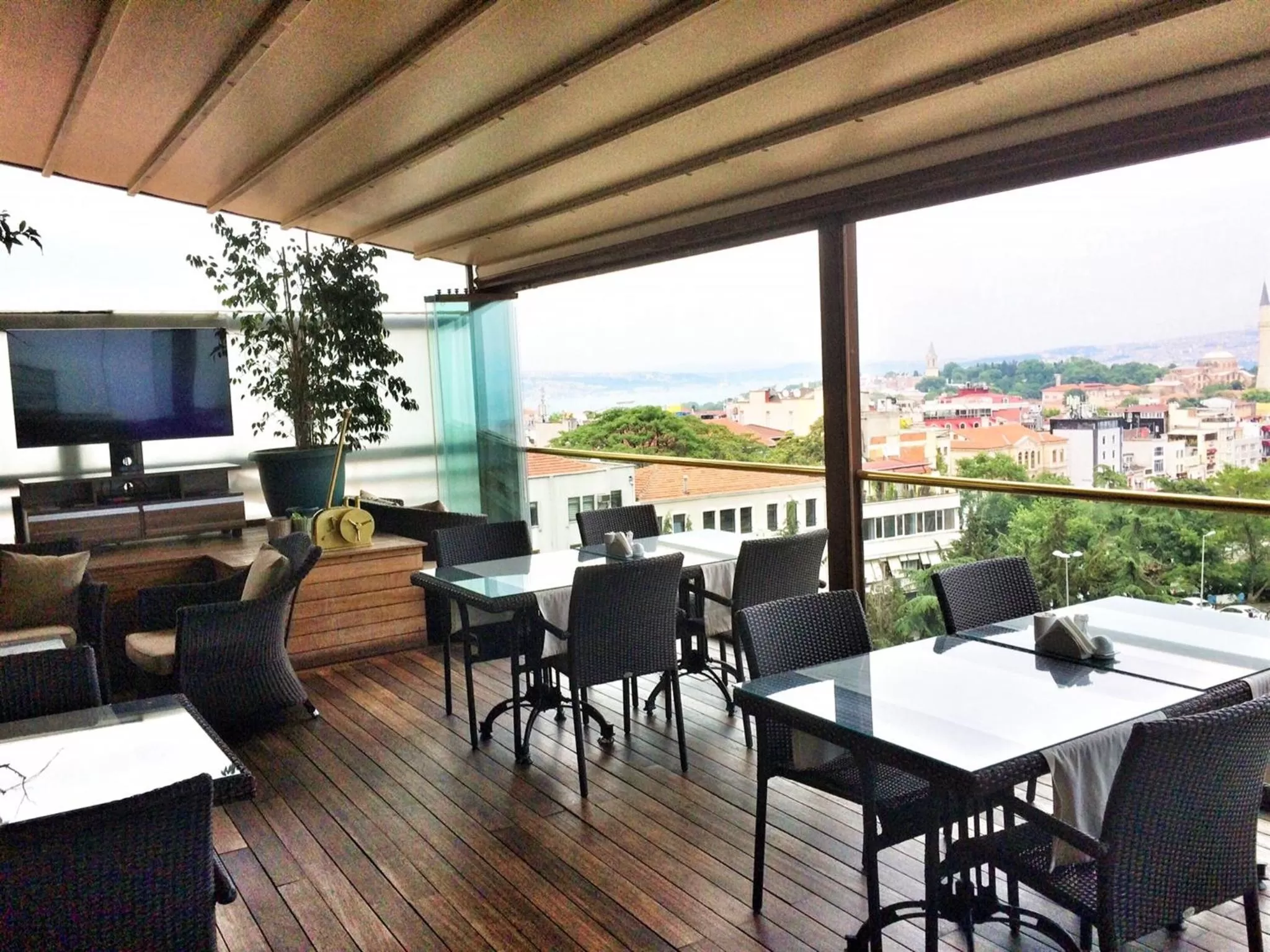 Restaurant/places to eat in Burckin Hotel