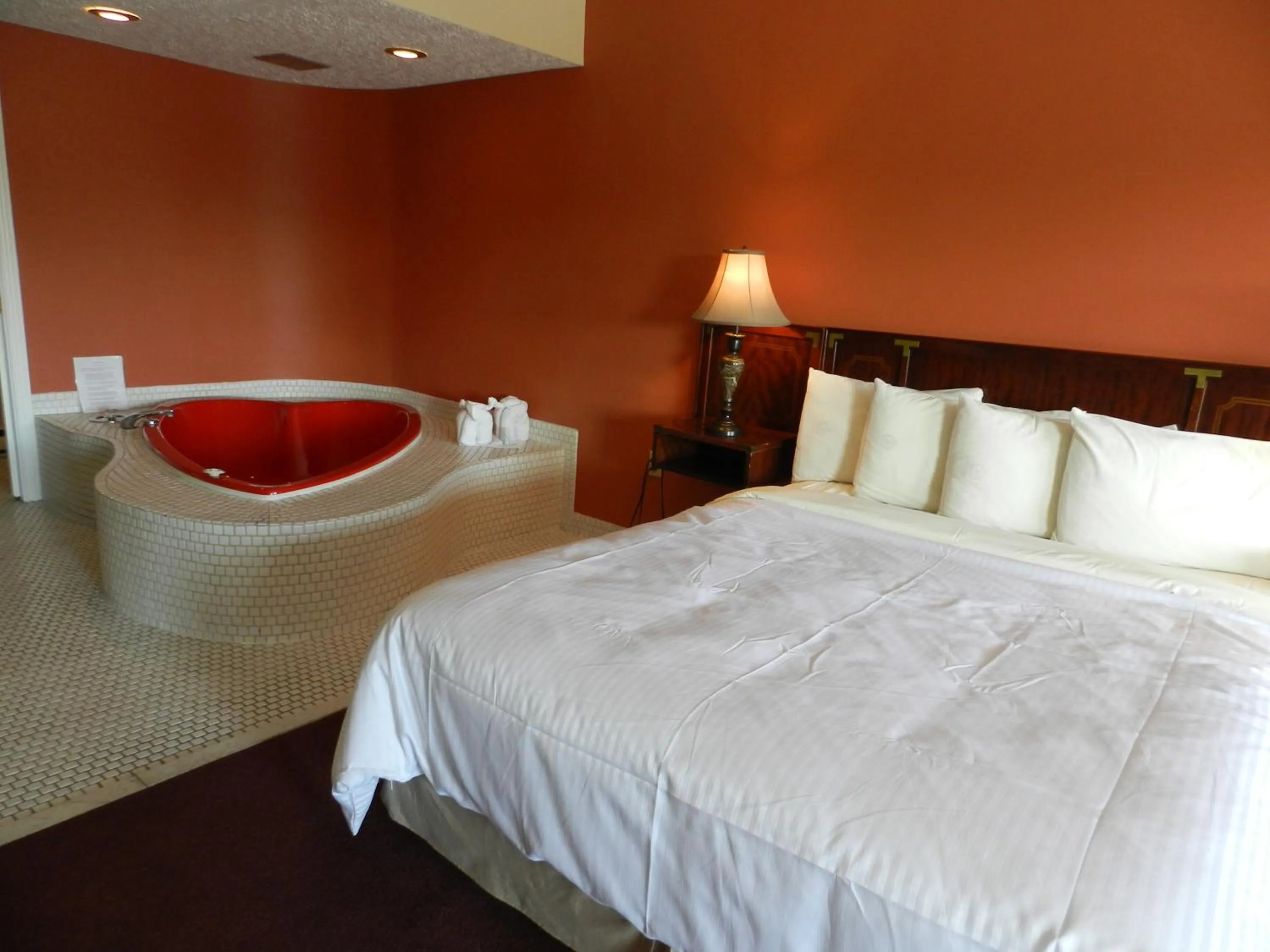 Bed in Kings Inn Near the Falls