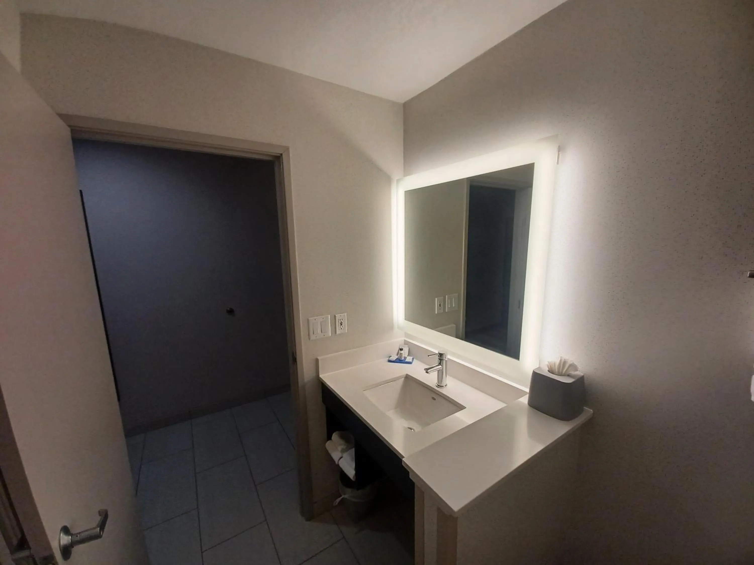 Bathroom in Holiday Inn Express & Suites Lincoln City by IHG