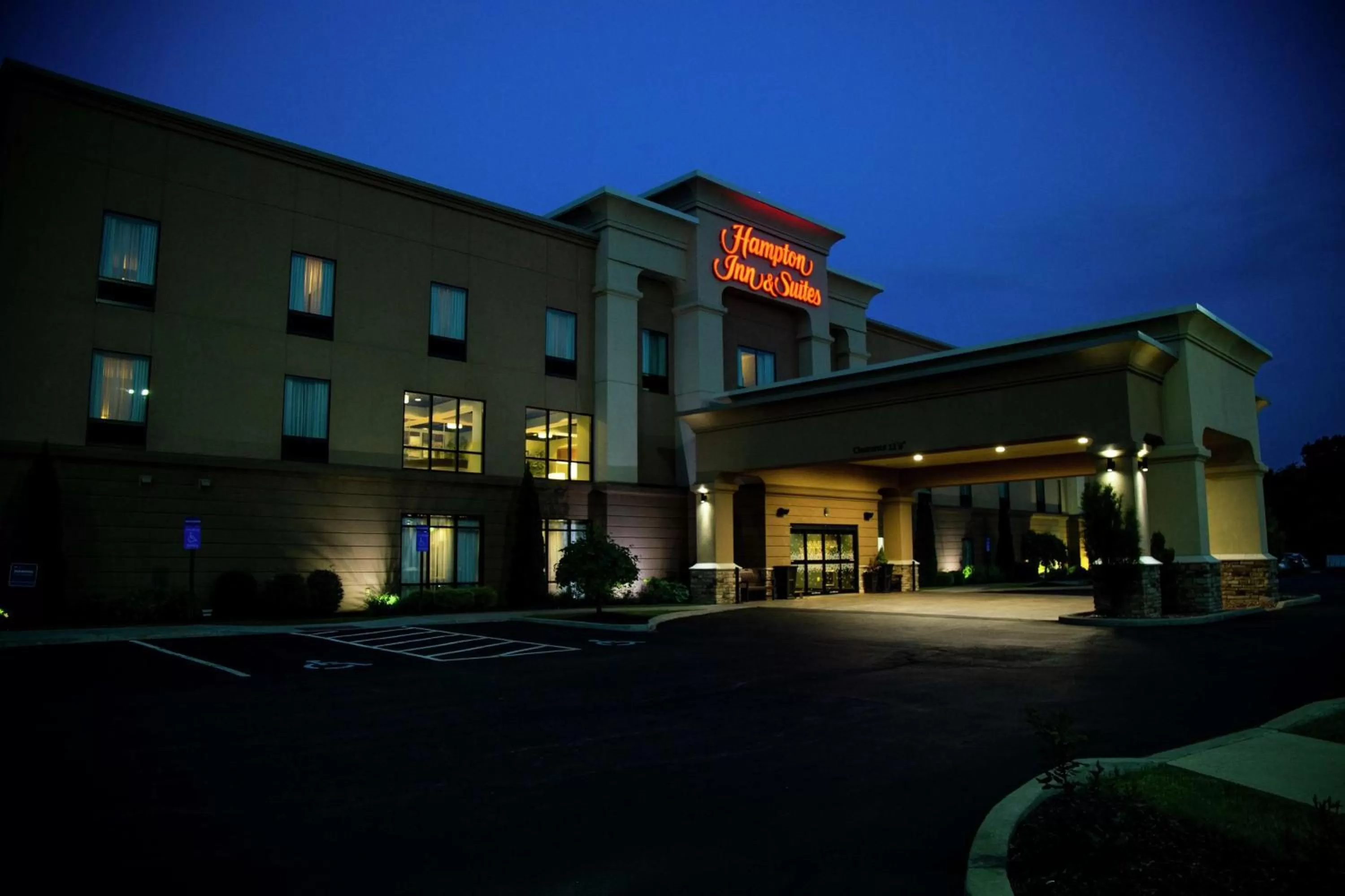 Property building in Hampton Inn & Suites Sharon