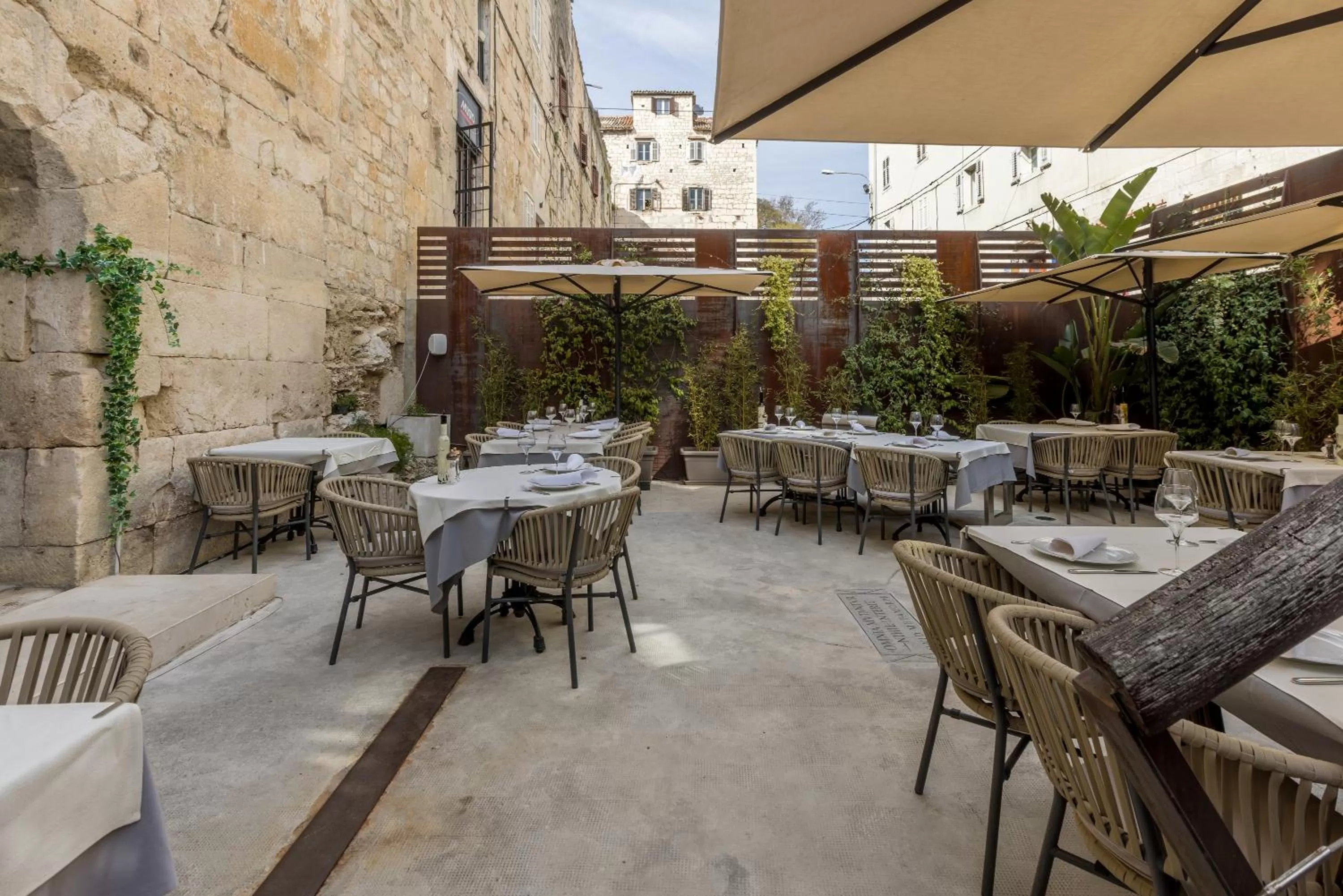 Restaurant/places to eat in Leonis Restaurant & Rooms