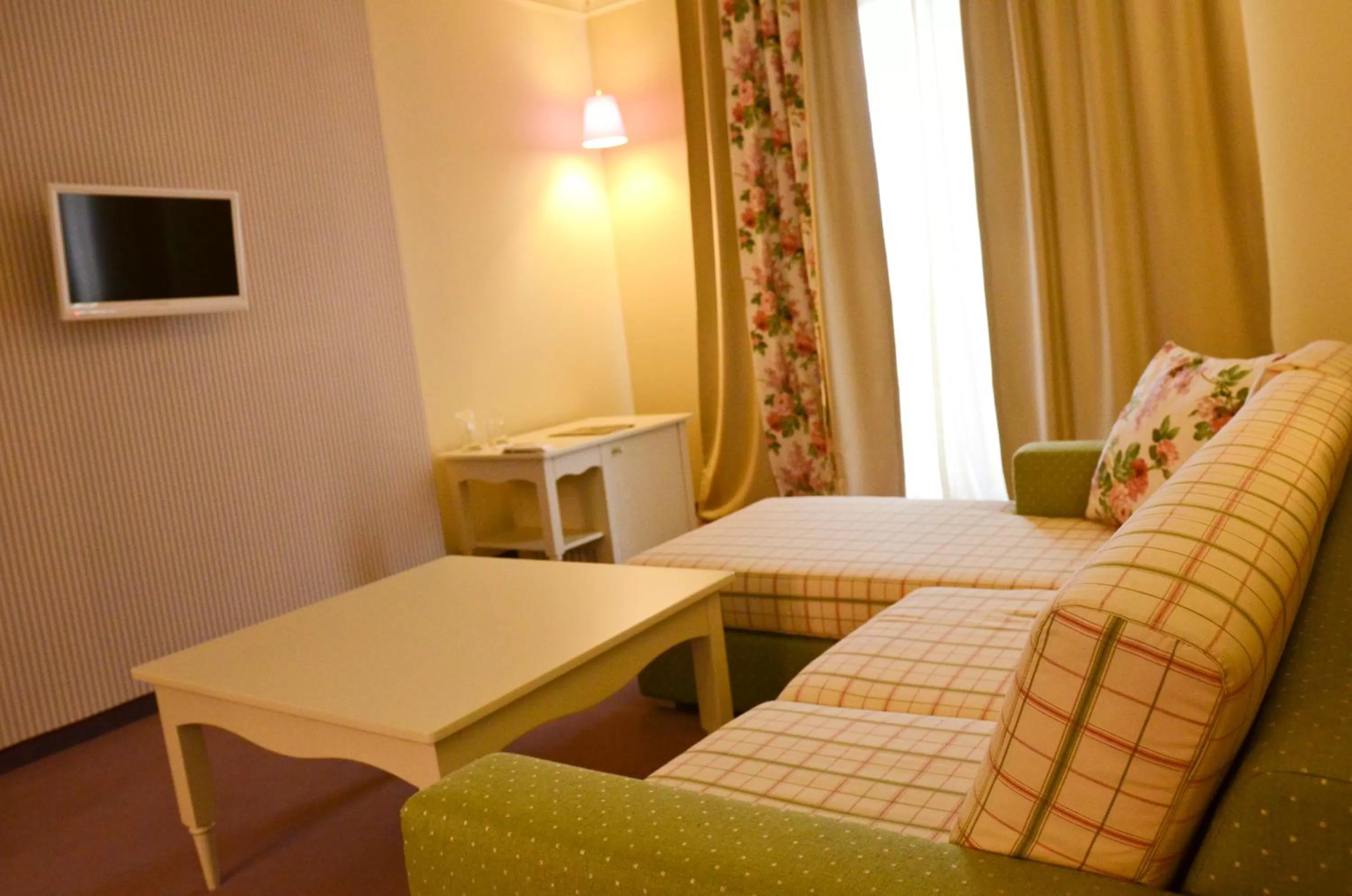 Living room, Bed in Parish Hotel