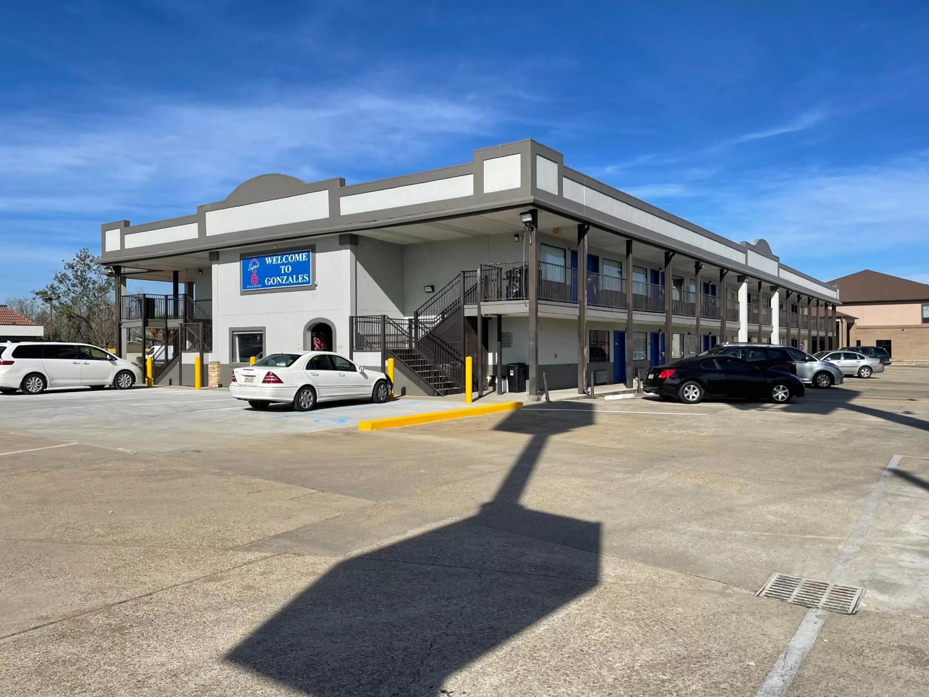 Property Building in Super 6 Inn & Suites