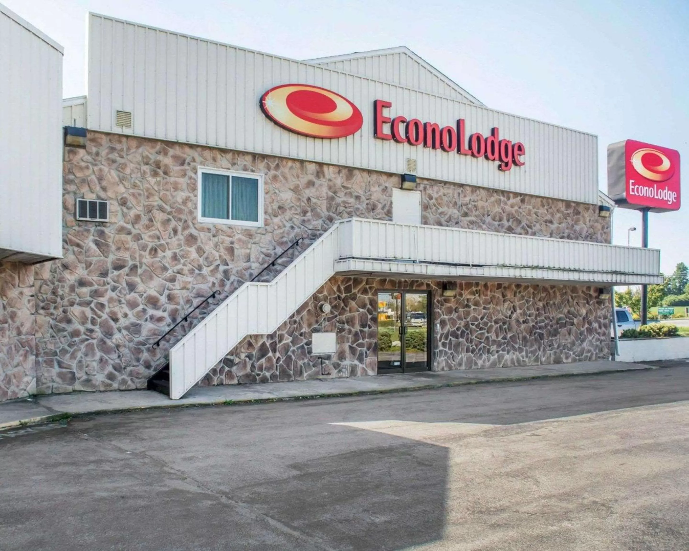 Property building in Econo Lodge Darien Lakes