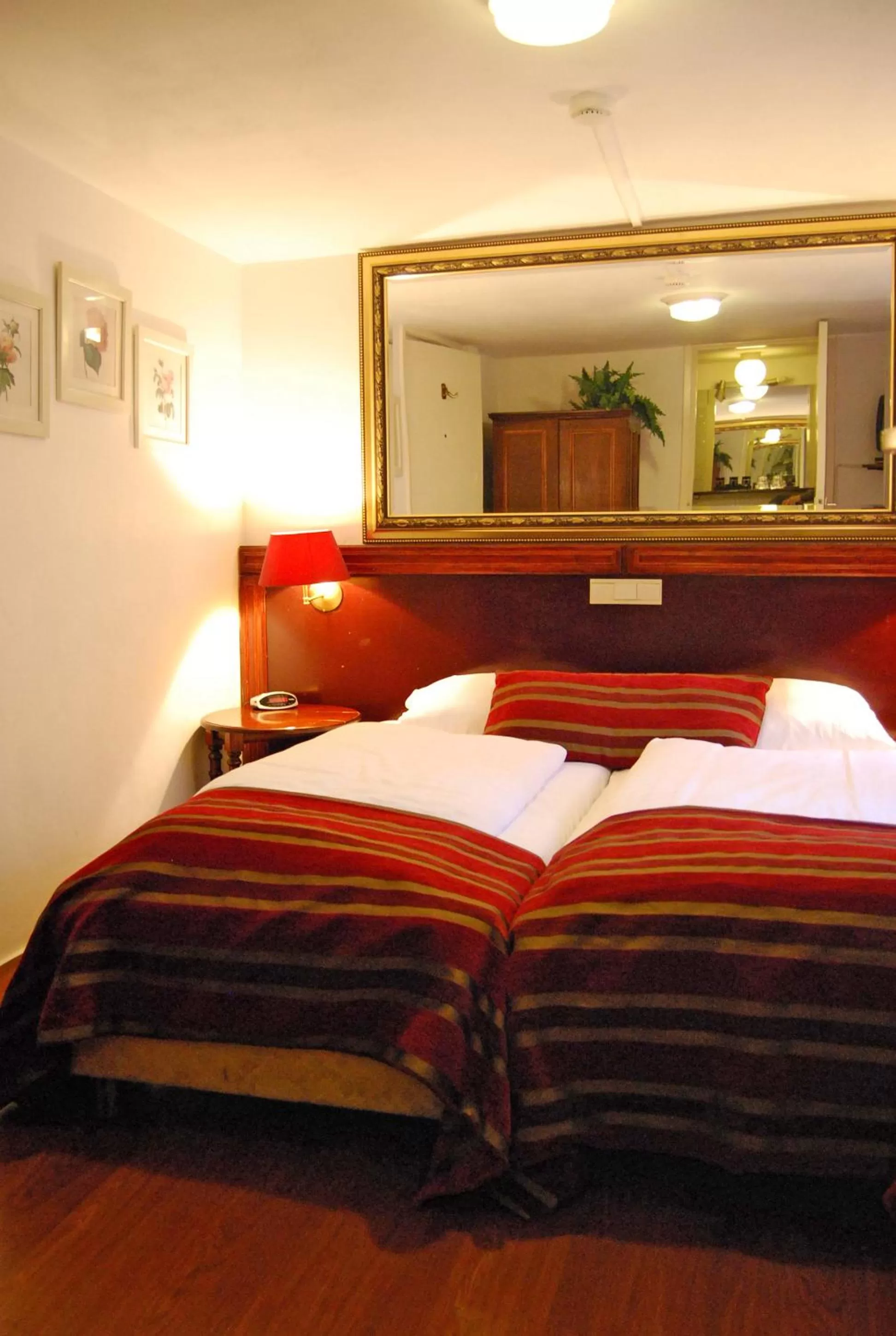 Photo of the whole room, Bed in Amsterdam House Hotel