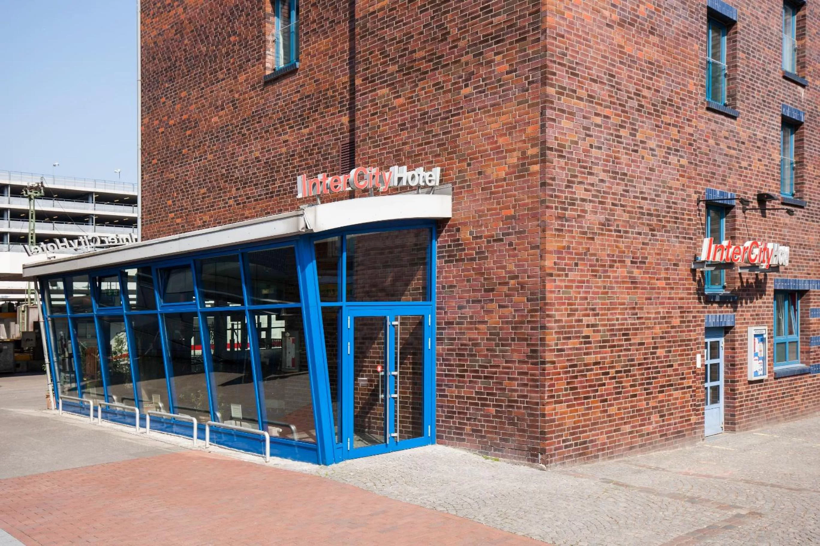Facade/entrance in IntercityHotel Hamburg Altona