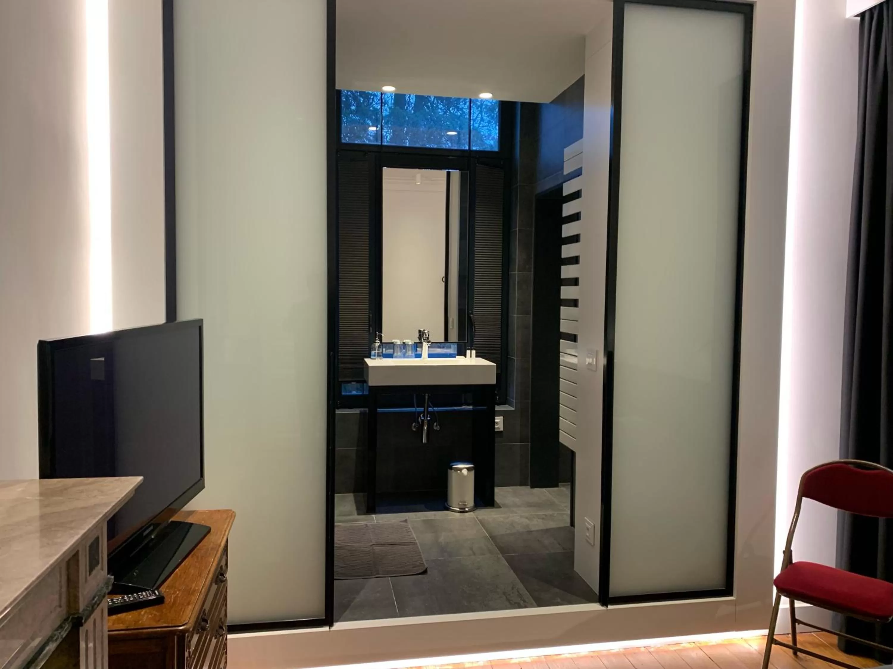 Bathroom in Albert Molière