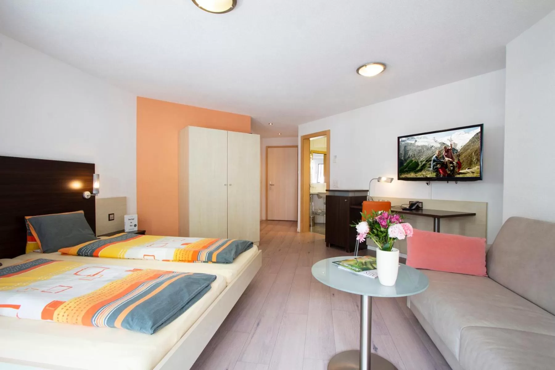 Photo of the whole room, Bed in Feehof