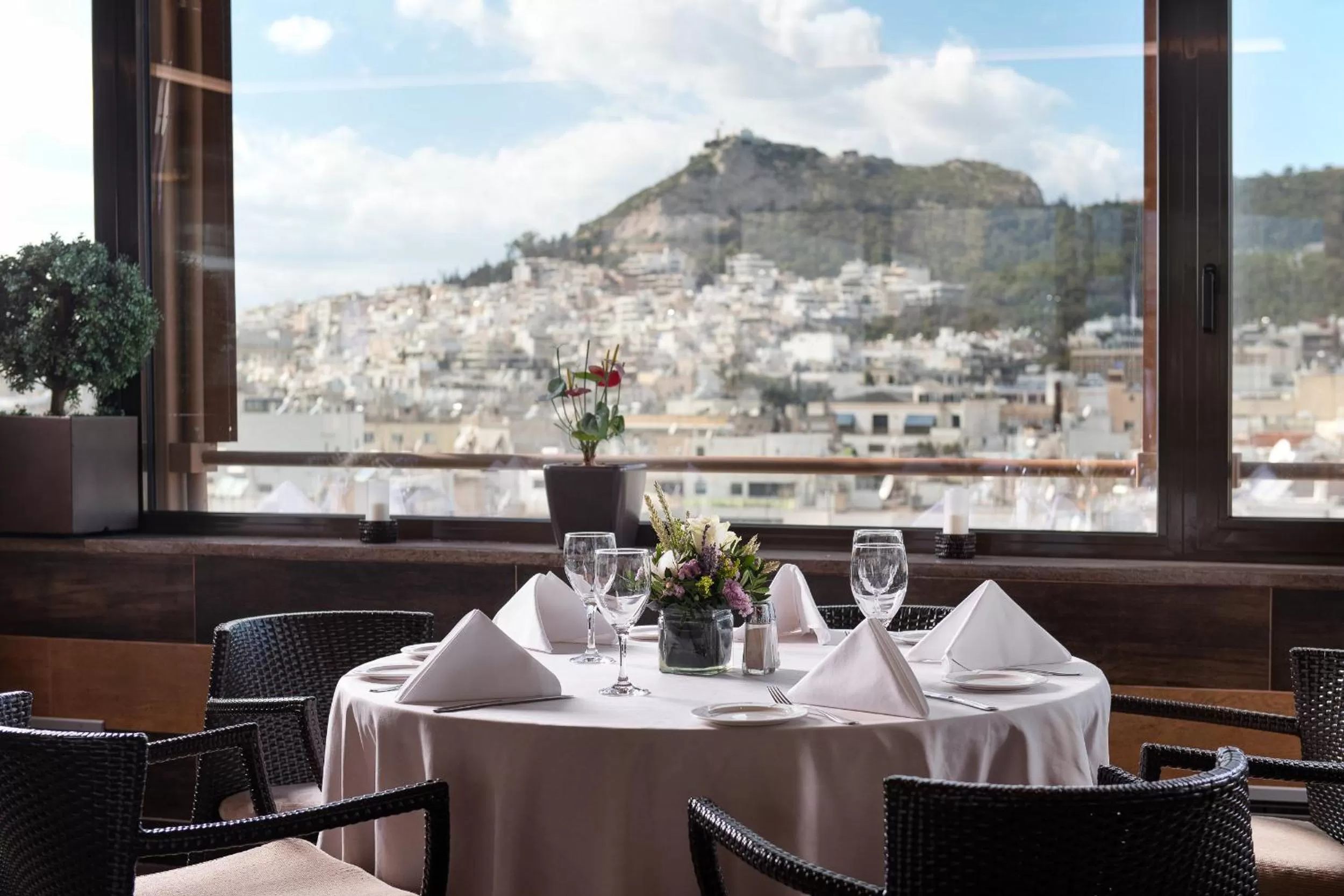 Restaurant/places to eat in Crowne Plaza Athens City Centre by IHG