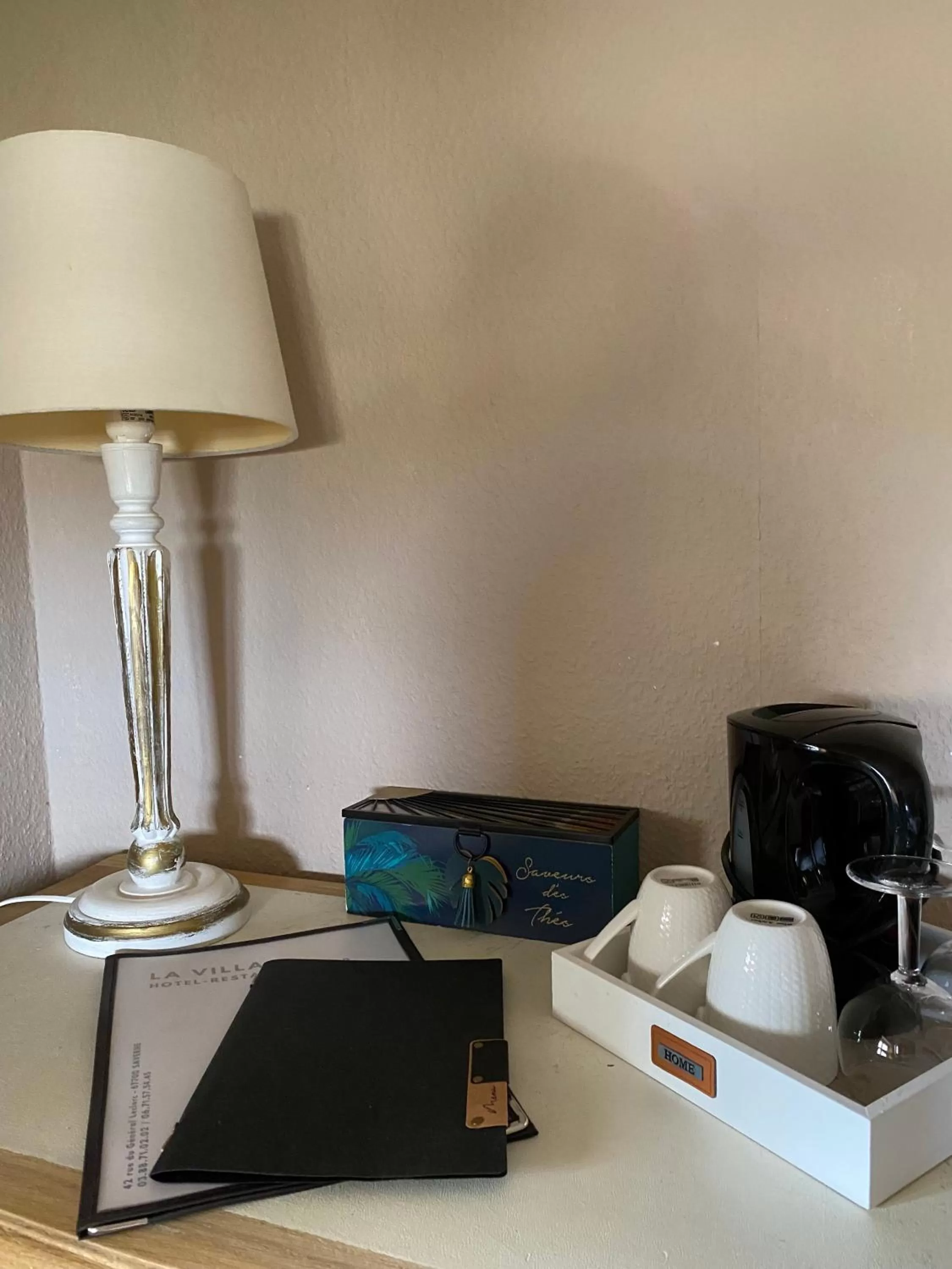 Coffee/tea facilities, TV/Entertainment Center in LA VILLA Hôtel-Restaurant