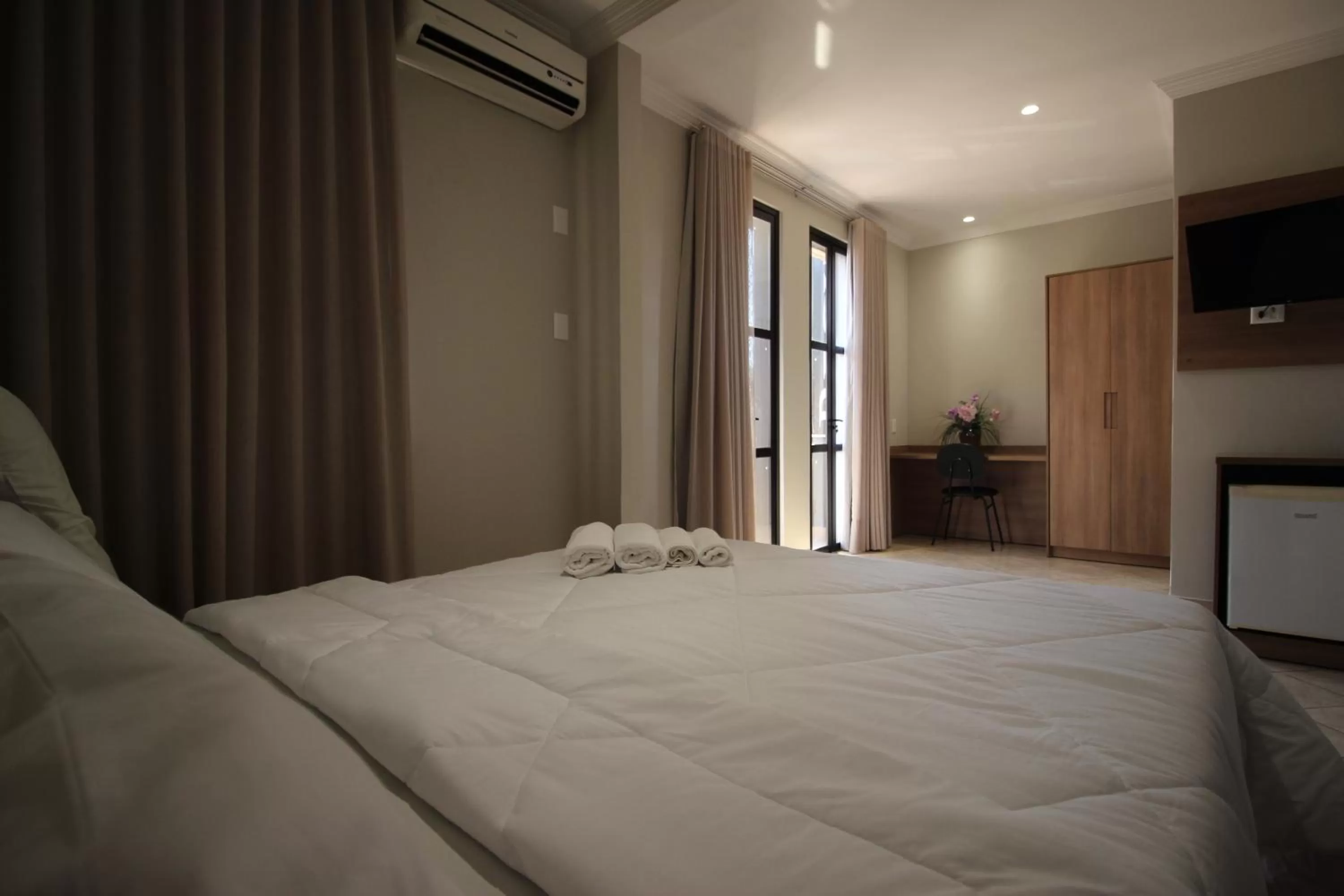 Balcony/Terrace, Bed in Hotel Regina Muriaé