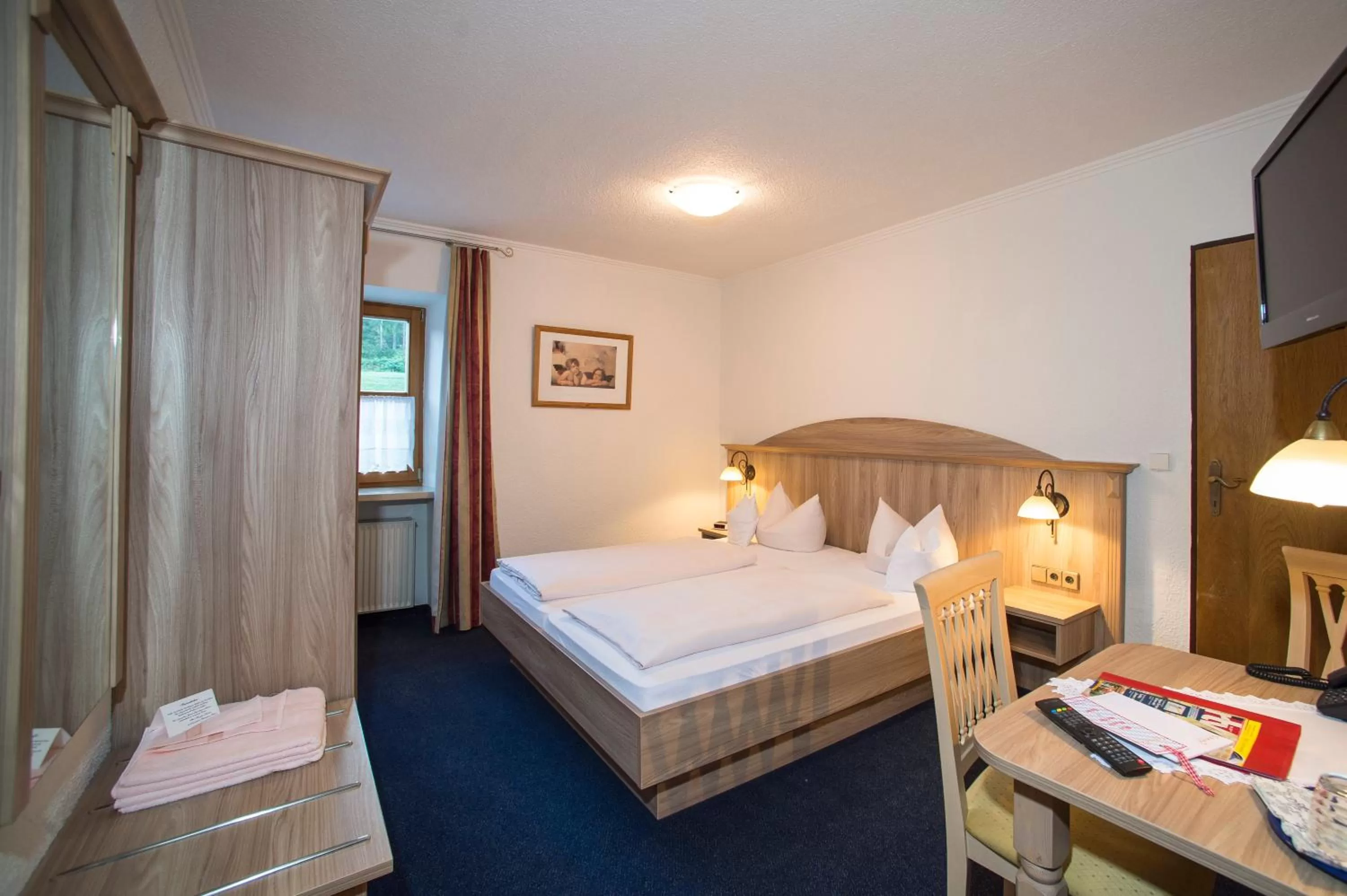 Bedroom, Bed in Aktivhotel & Gasthof Schmelz Ihr familienfreundliches Urlaubs Hotel mit Wellness Almsauna ab Februar Chiemgau Karte