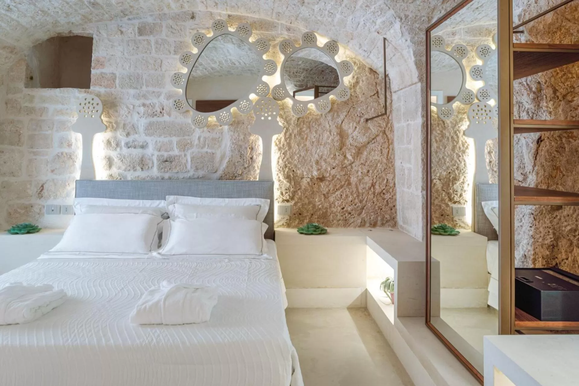 Bed in Vico Bianco Raro Villas Smart Rooms Collection