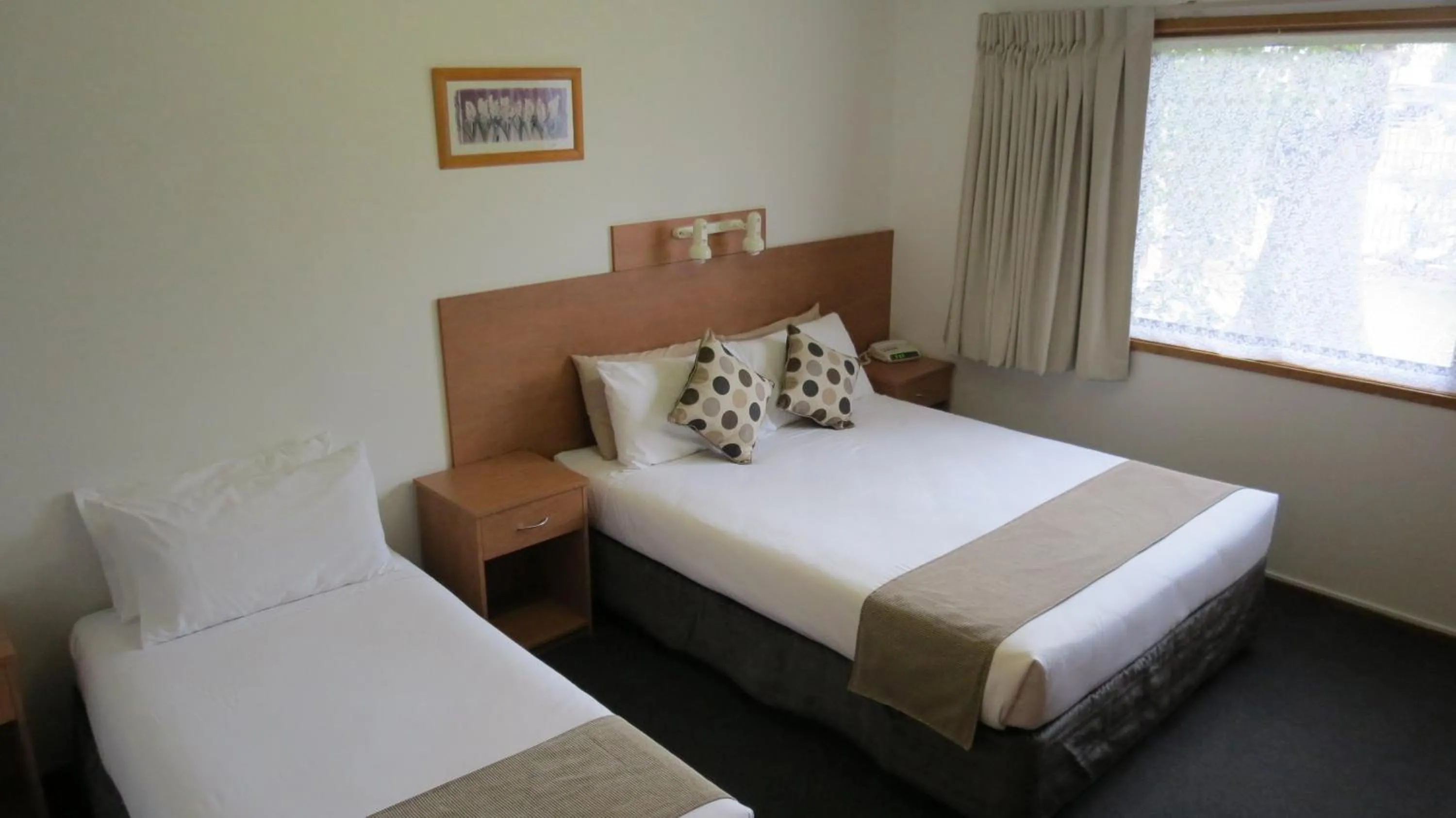 Day, Bed in Bridge View Motel