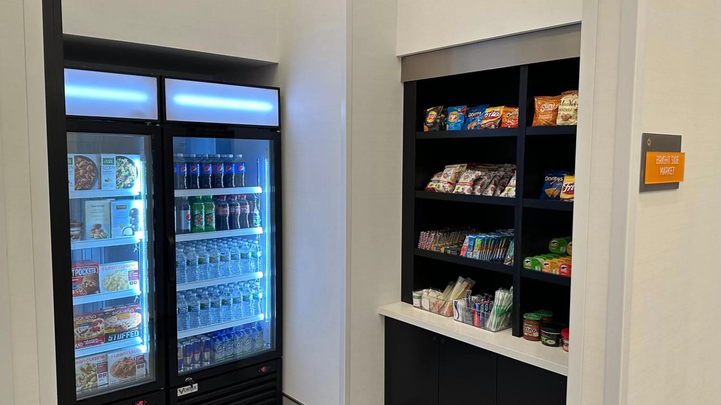 Food and drinks in La Quinta by Wyndham Chicago O'Hare Airport