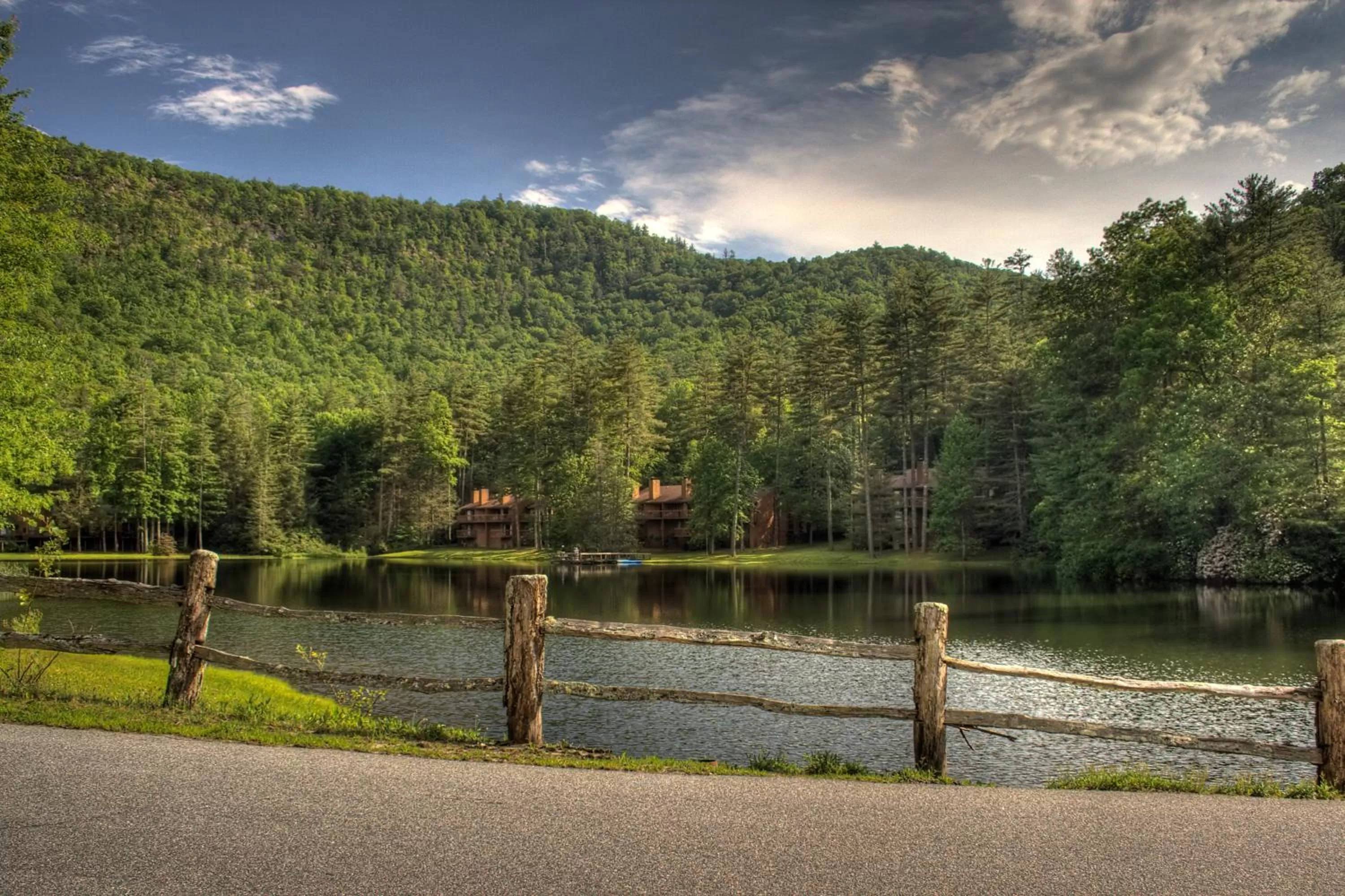 Area and facilities in Foxhunt at Sapphire Valley