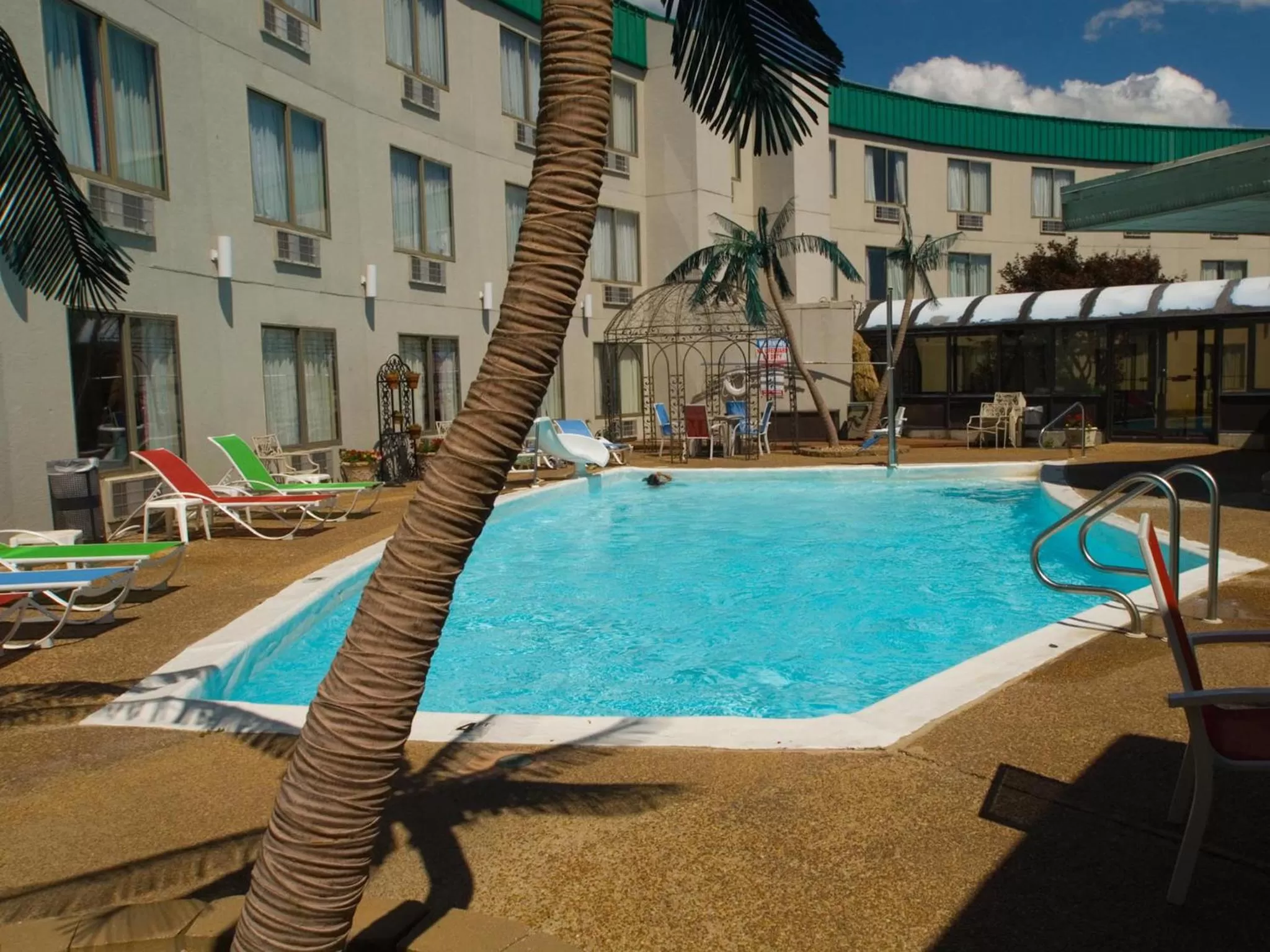 Swimming pool in Lamplighter Inn-South