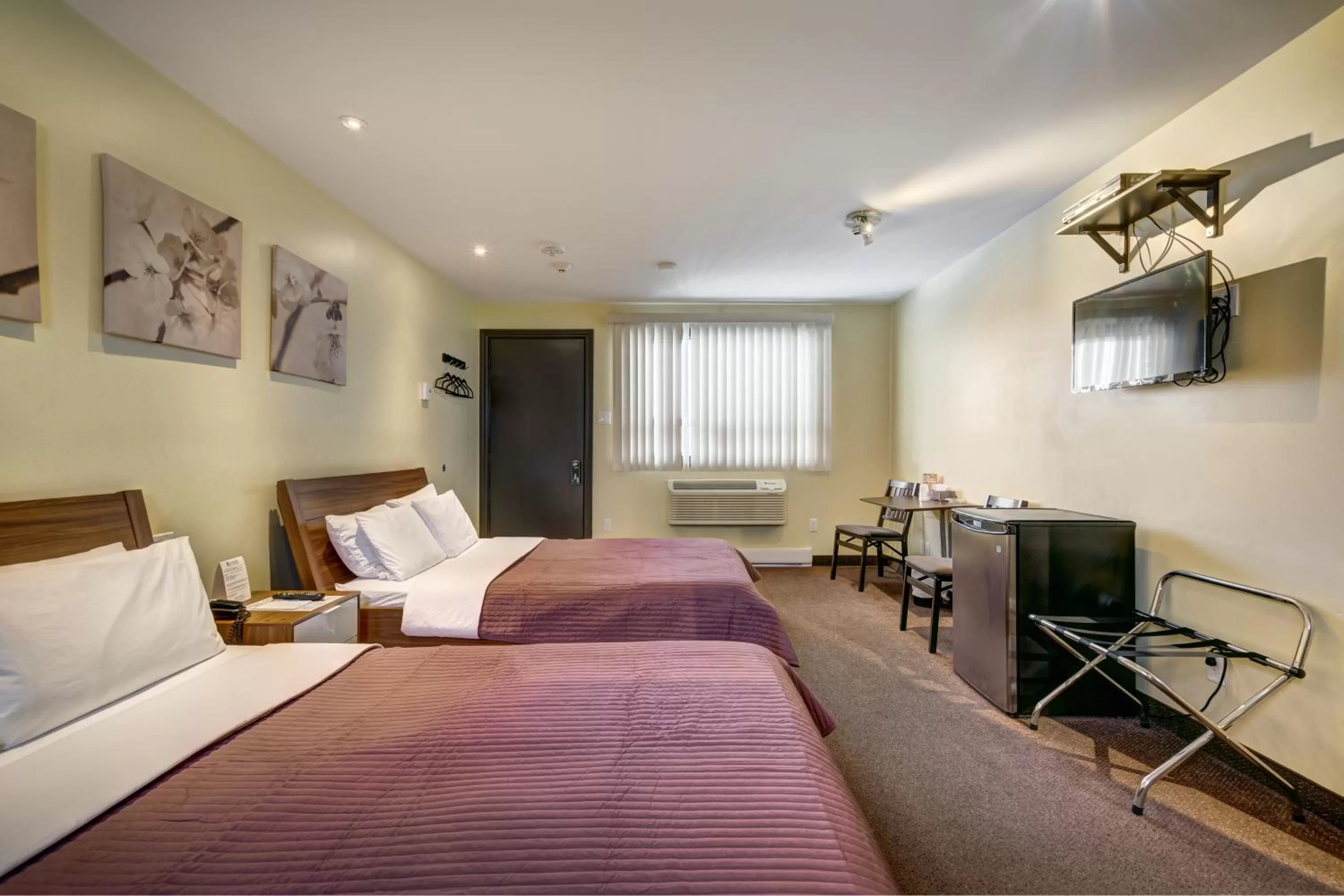 Photo of the whole room, Bed in Auberge St. Jacques