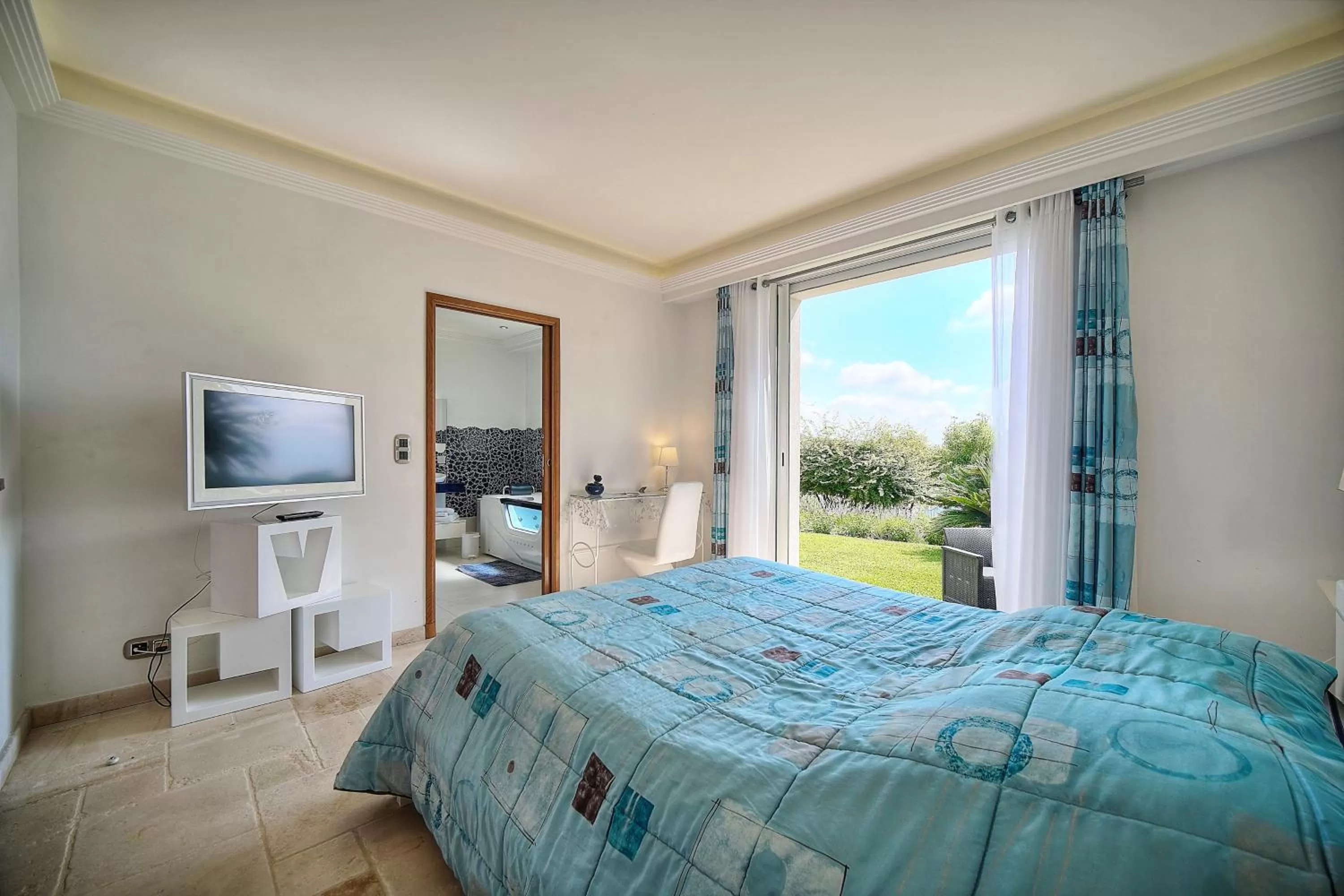 Bed in "AU HAVRE DE PAIX" 5 étoiles Prestige jacuzzi, hammam, sauna, PISCINE chauffée Mougins Cannes Grasse