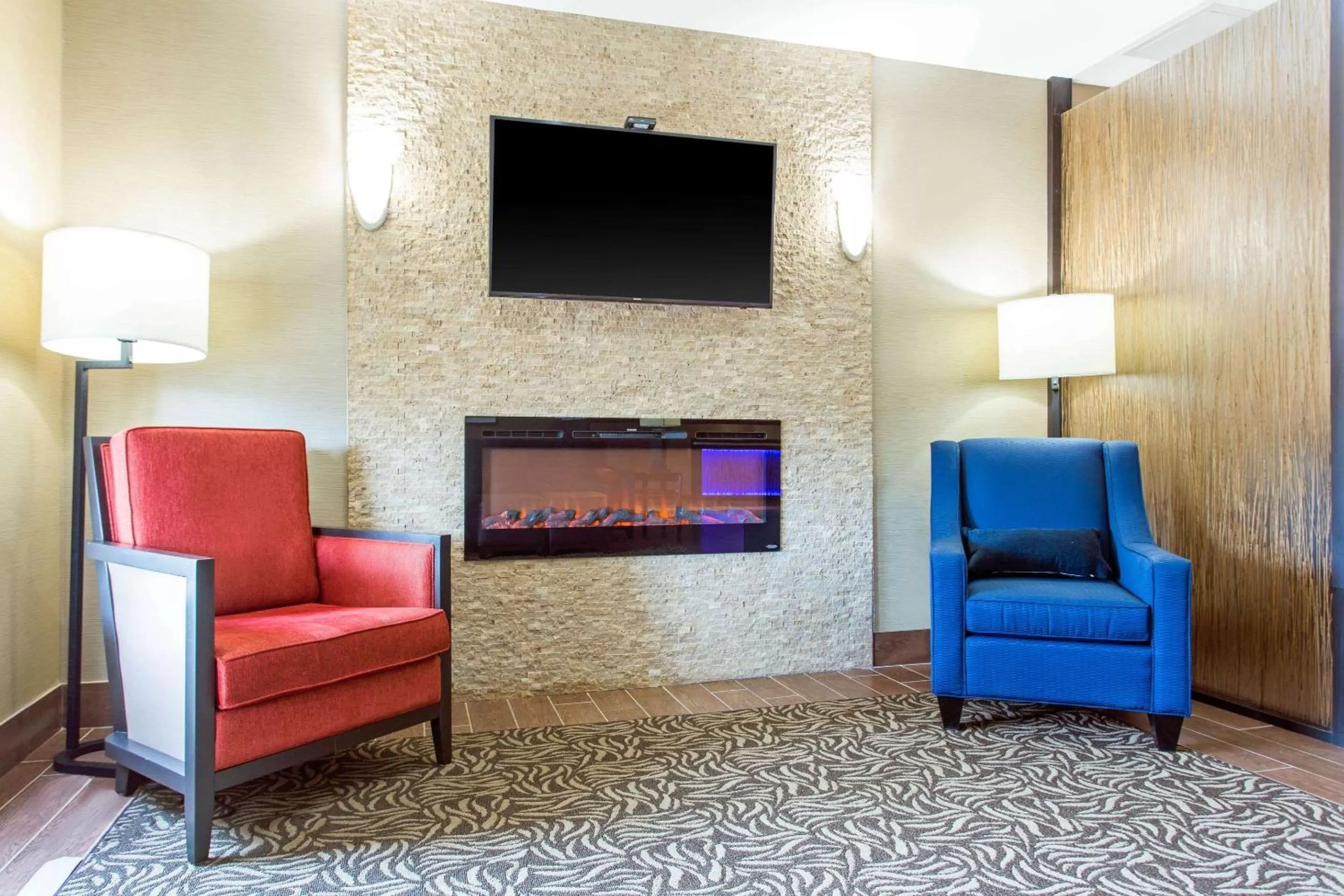 Lobby or reception in Comfort Suites Clinton near Presbyterian College