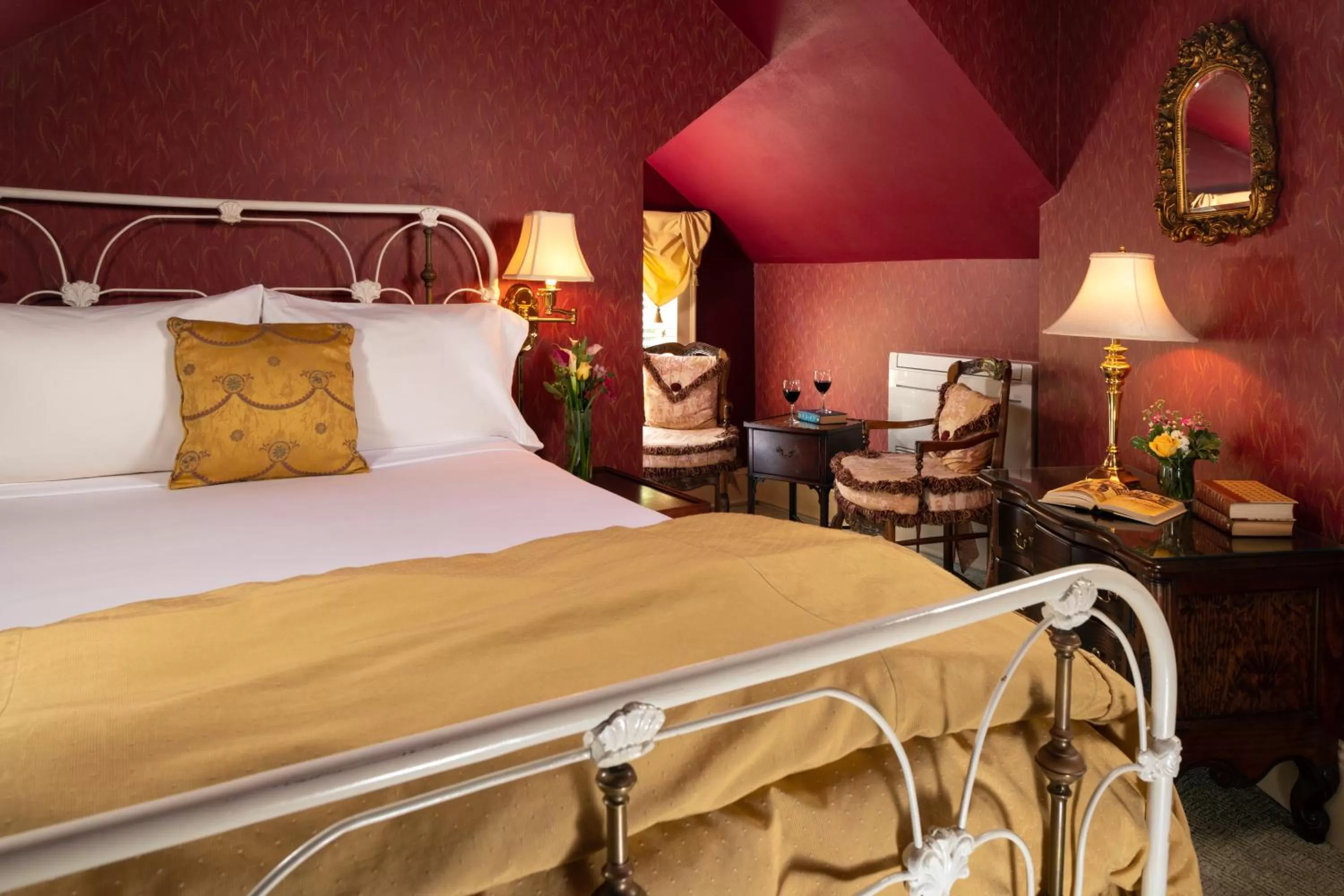 Bed in Albemarle Inn - Asheville