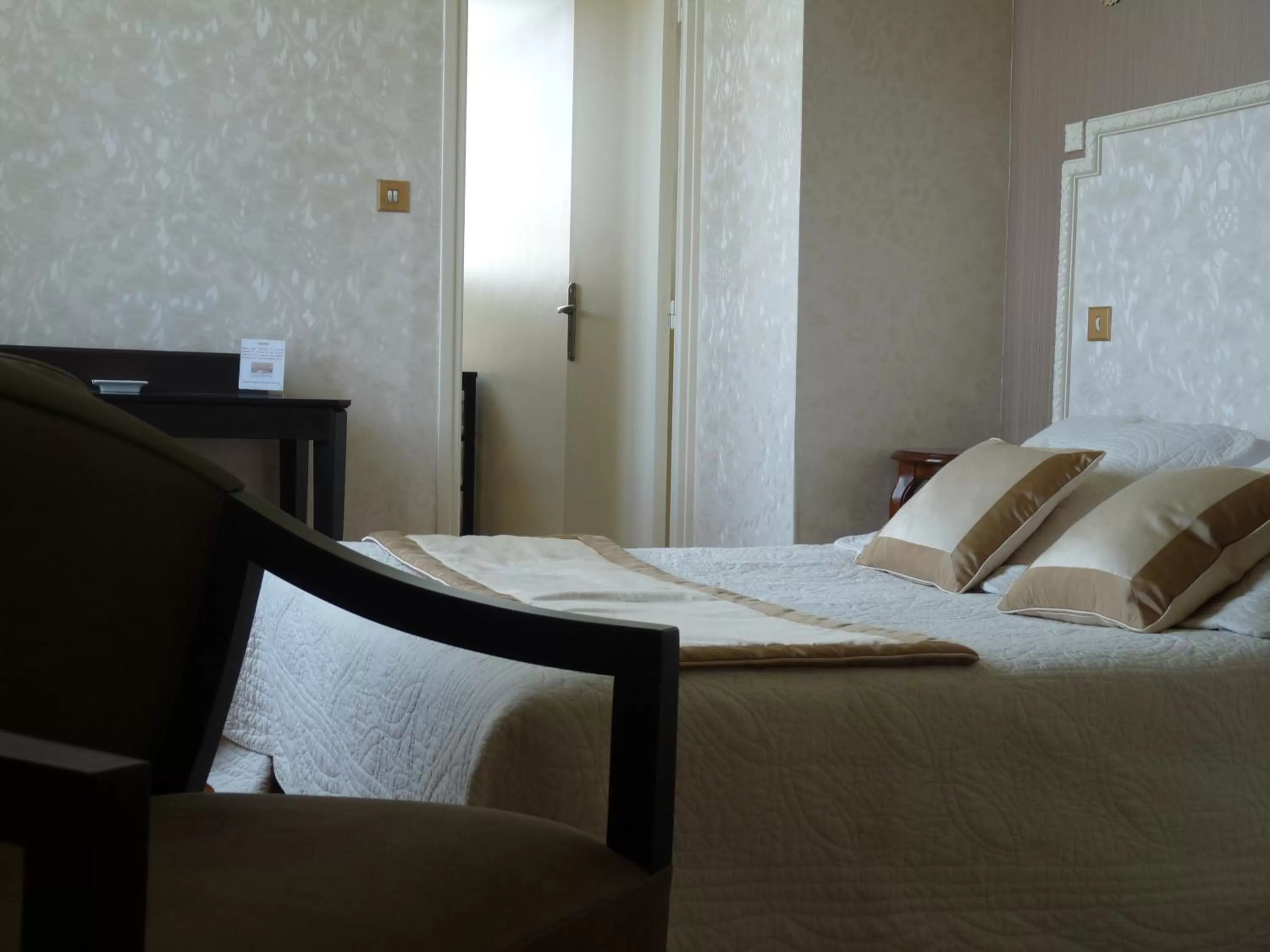 Bed in Château de la Râpée Hôtel restaurant